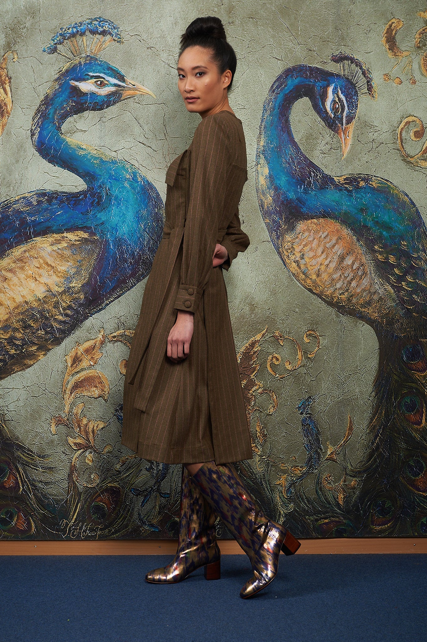 Braunes Kleid mit rosa Streifen aus Schurwolle