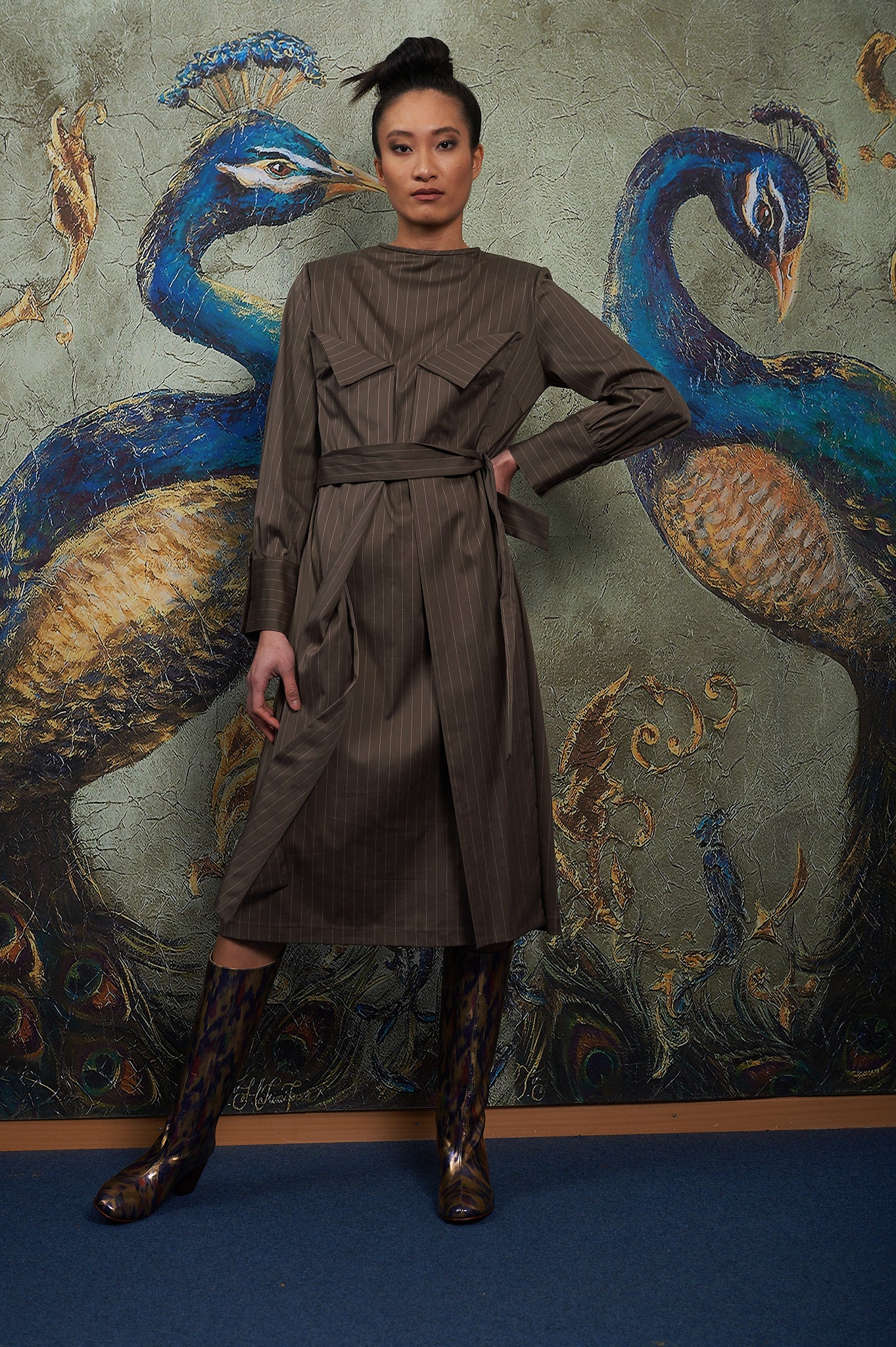 Braunes Kleid mit rosa Streifen