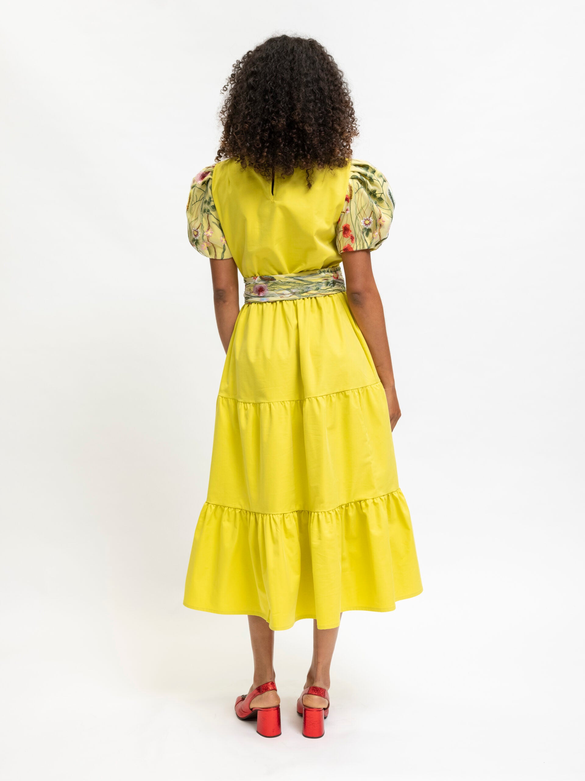 Gelbes Kleid mit Spitze