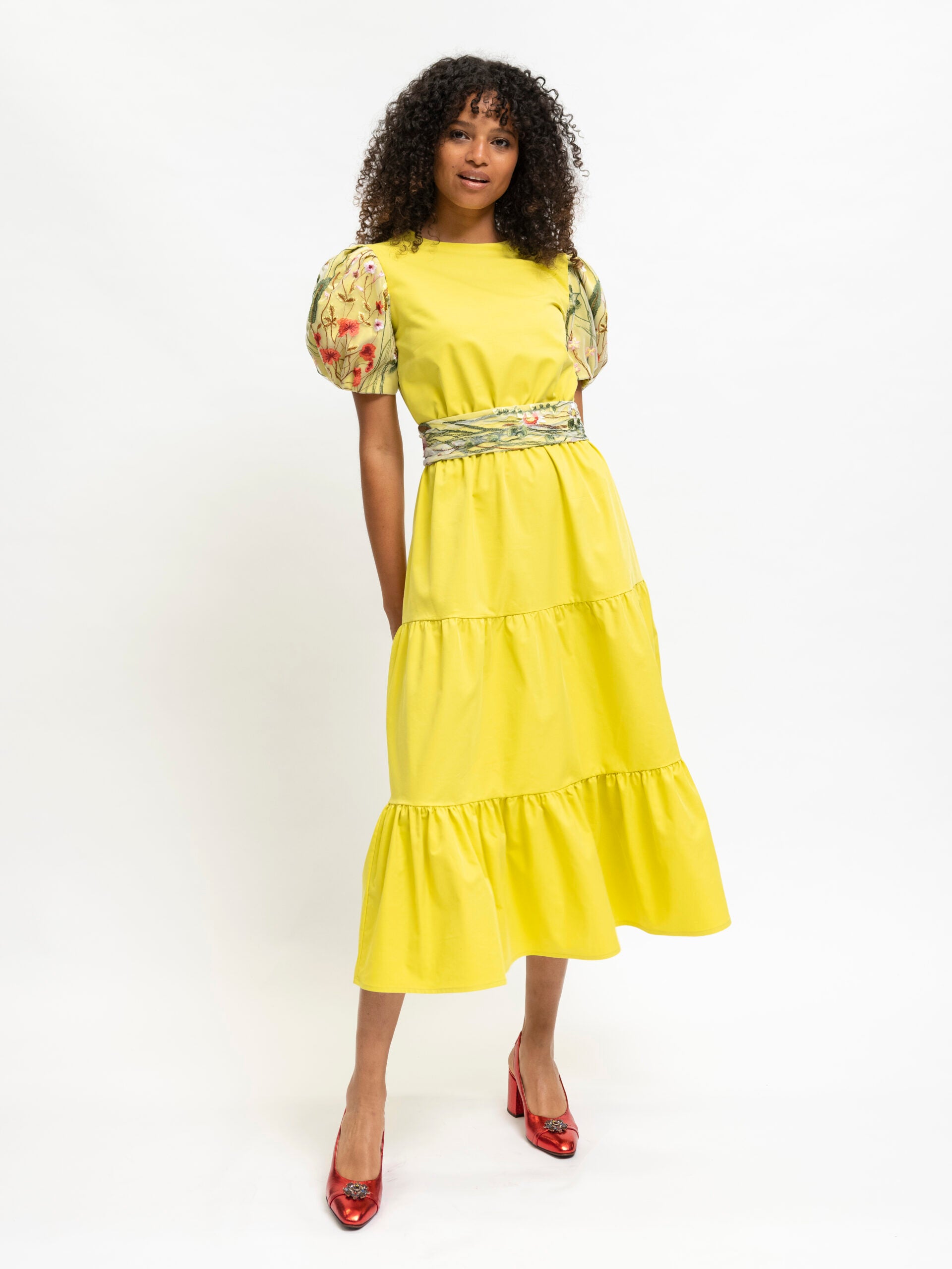 Gelbes Kleid mit Spitze