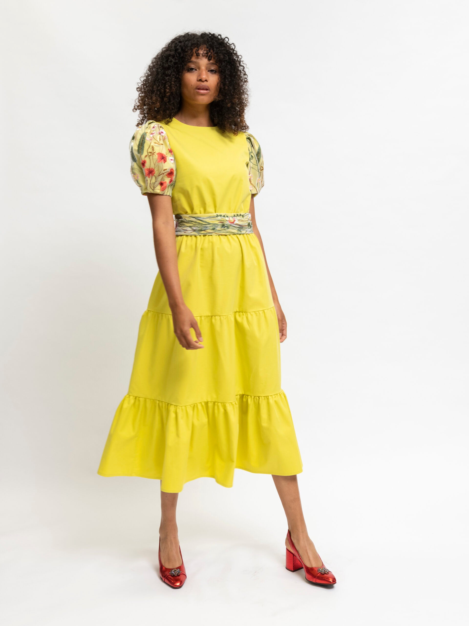 Gelbes Kleid mit Spitze