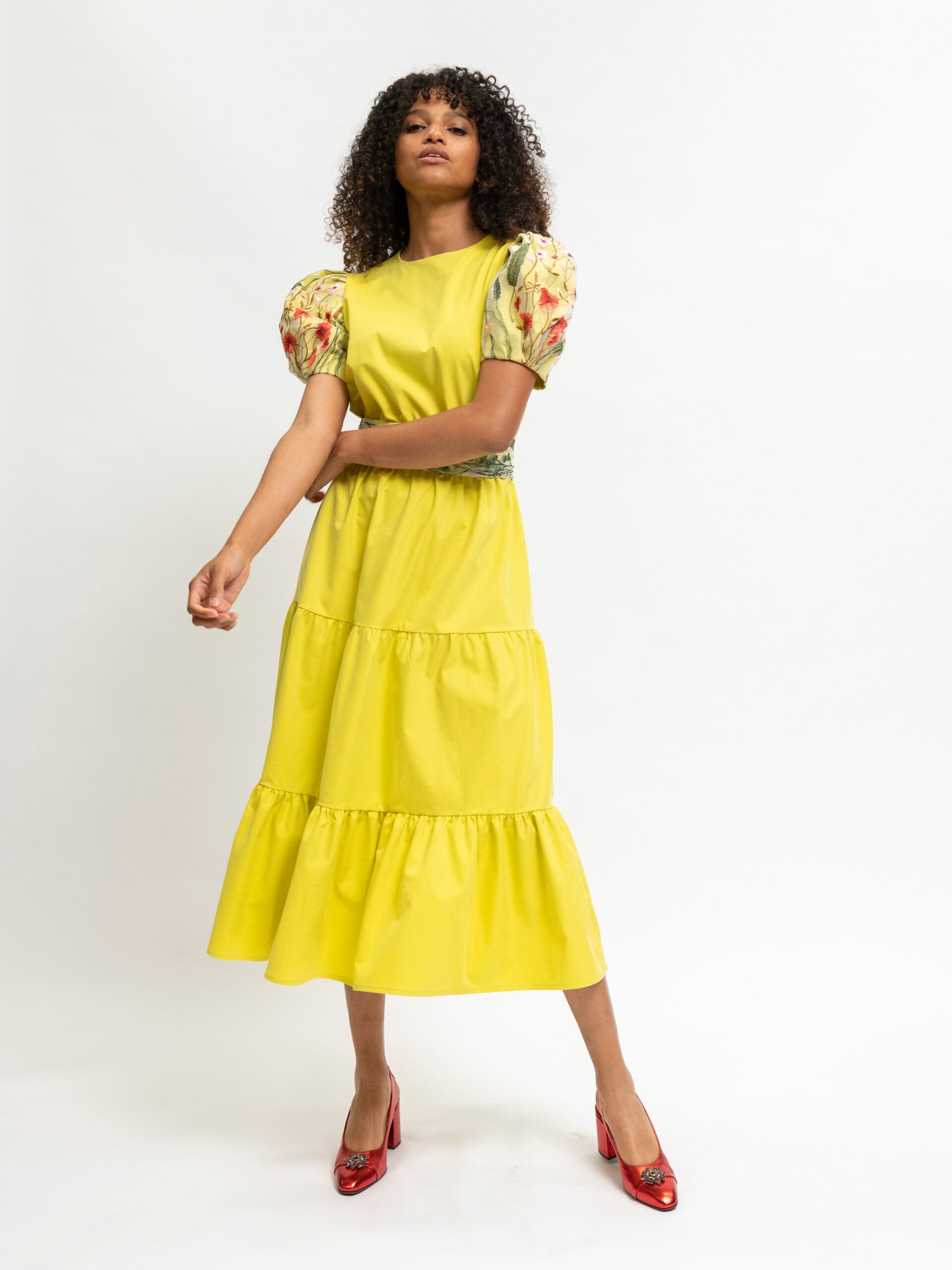 Gelbes Kleid mit Spitze