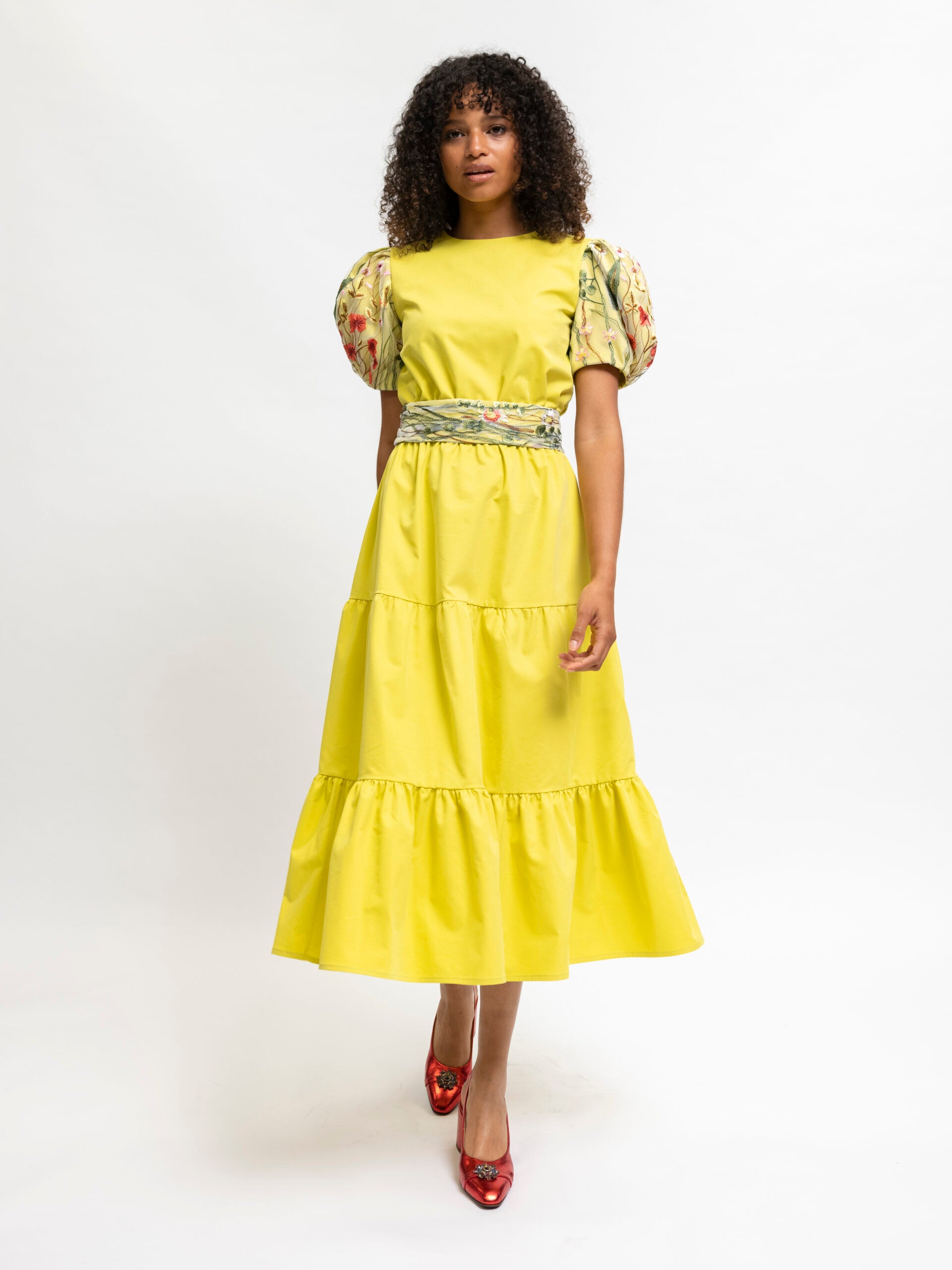 Gelbes Kleid mit Spitze