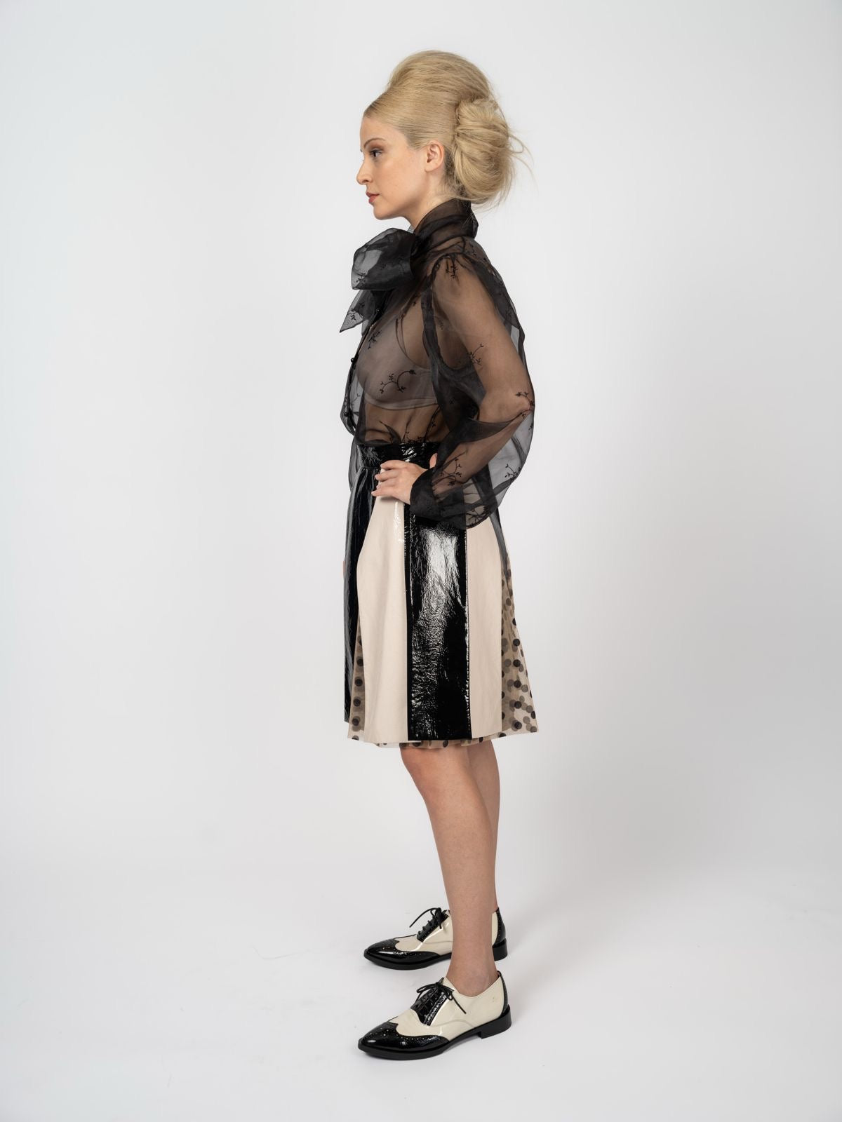 Schluppenbluse Schwarz aus Chiffon und Rock Schwarz & Creme in Lackoptik von Maya Seyferth – Ansicht 3