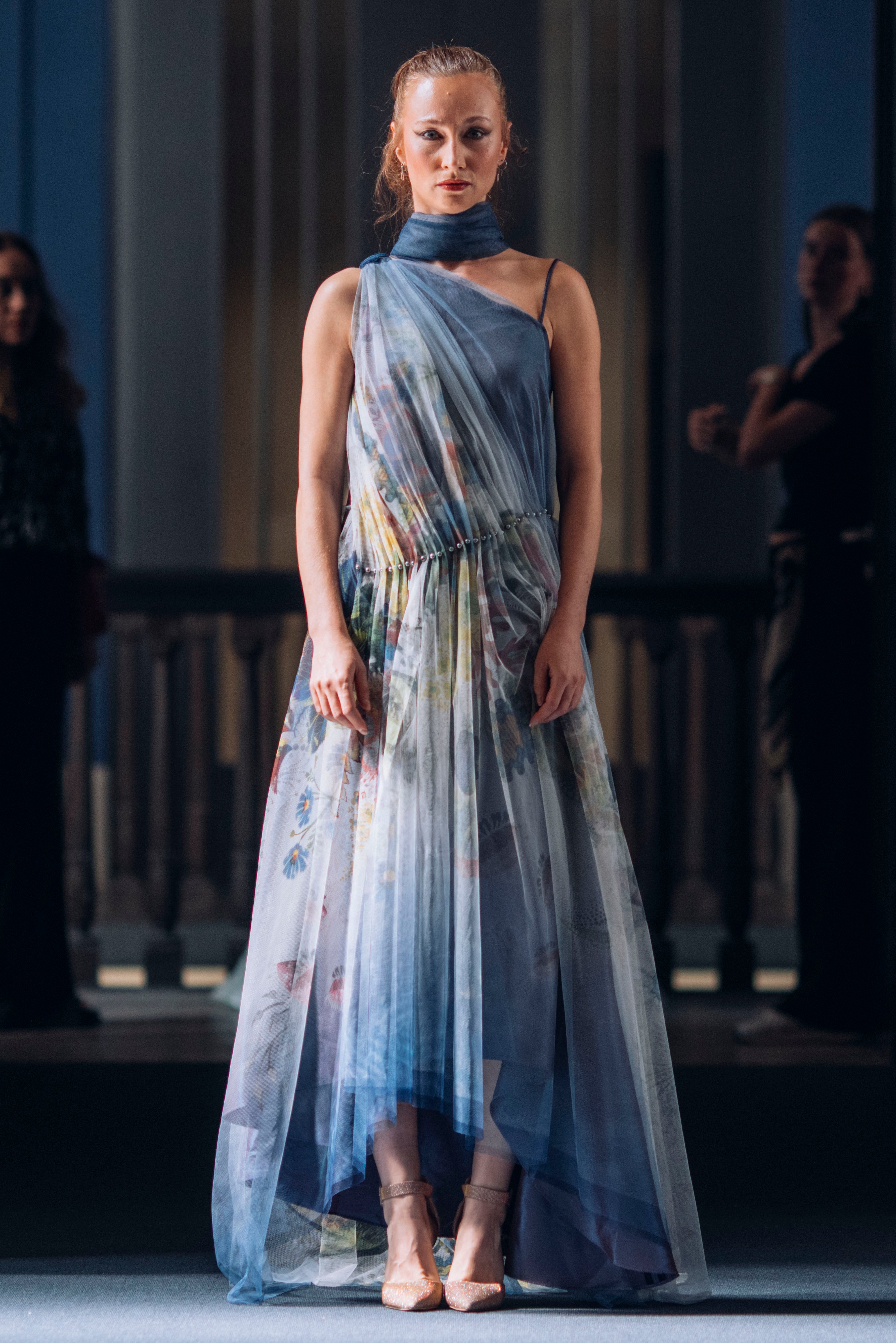 Maya Seyferth Abendkleid in Blau aus bedrucktem Tüll mit Aquarell-Blumenmuster, One-Shoulder