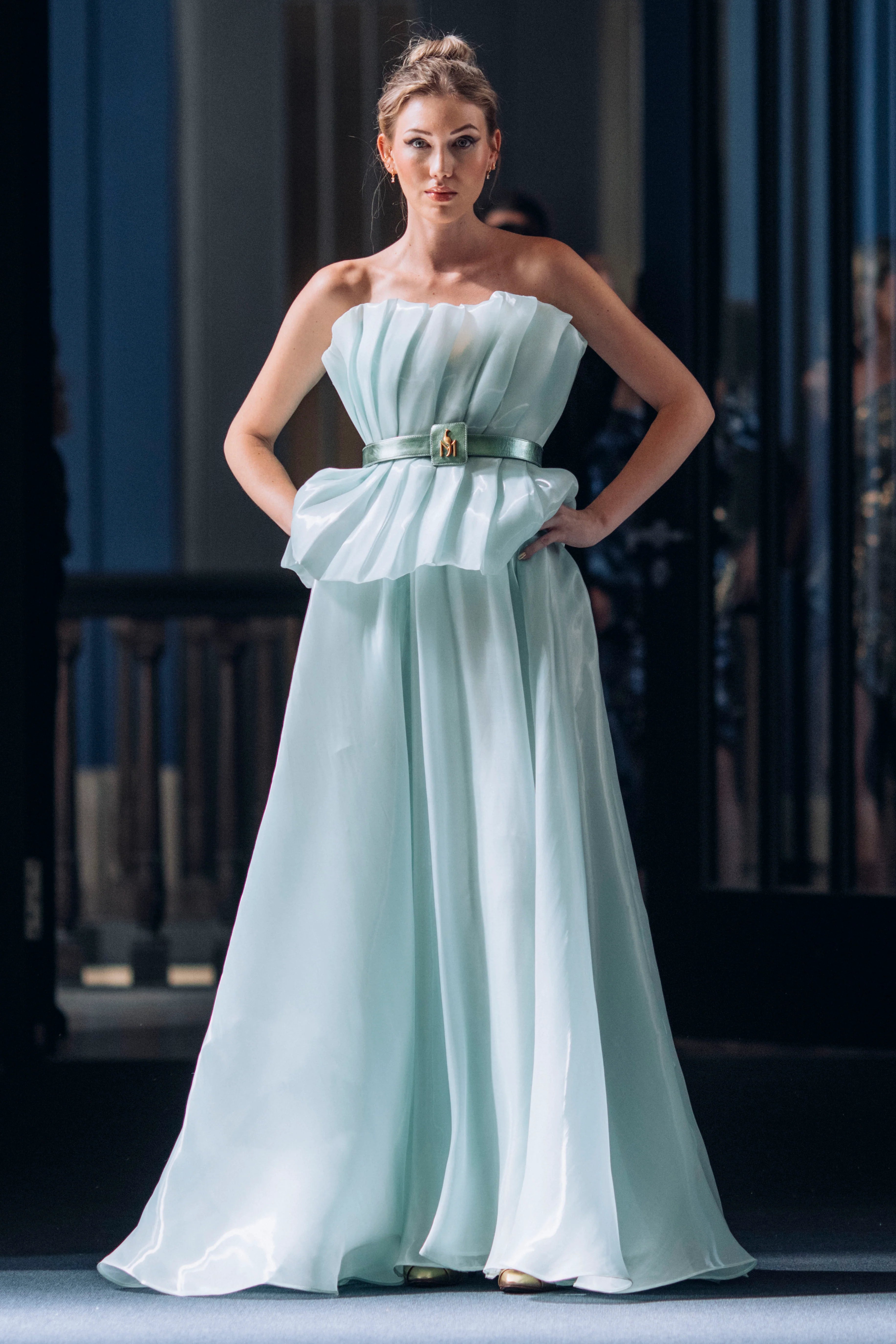 Maya Seyferth Abendkleid in Mintgrün aus plissierter Seide mit Bustier und fliessendem Rock