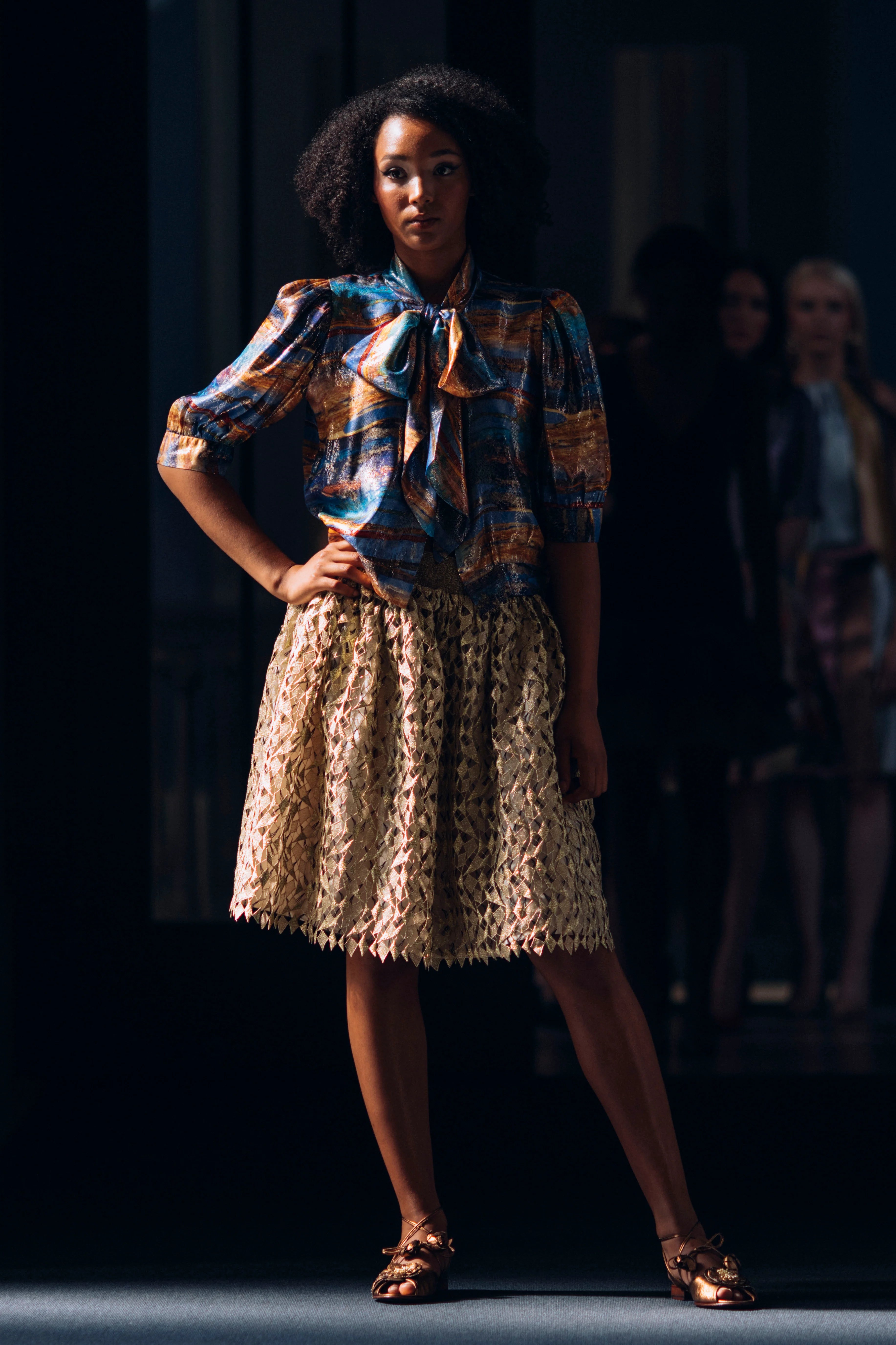 Maya Seyferth Rock in Gold aus feinster Lurex-Stickerei aus St. Gallen mit plastischer Blattstruktur