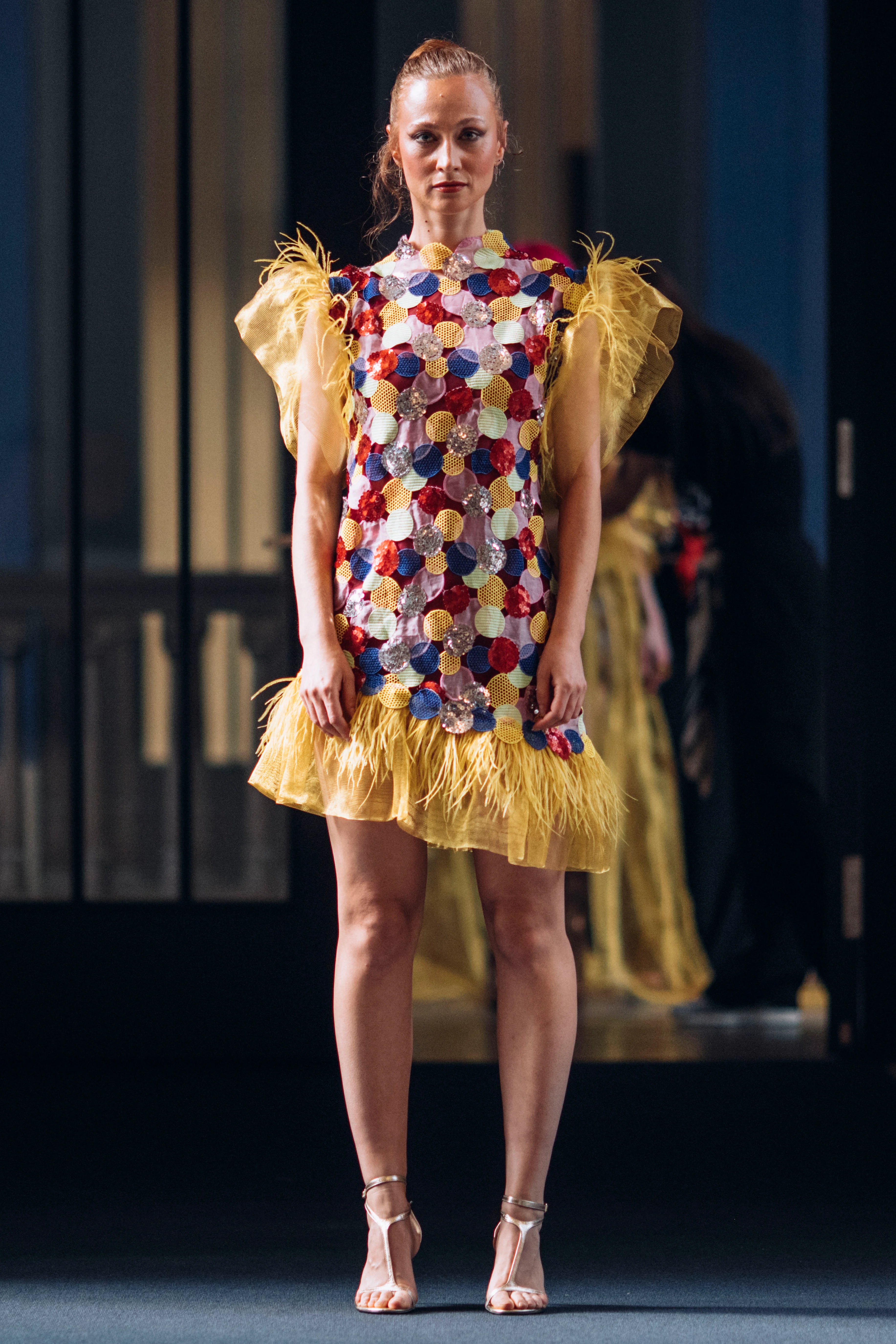 Maya Seyferth Cocktailkleid mit bunten Paillettenscheiben auf Organza und gelben Federbesätzen