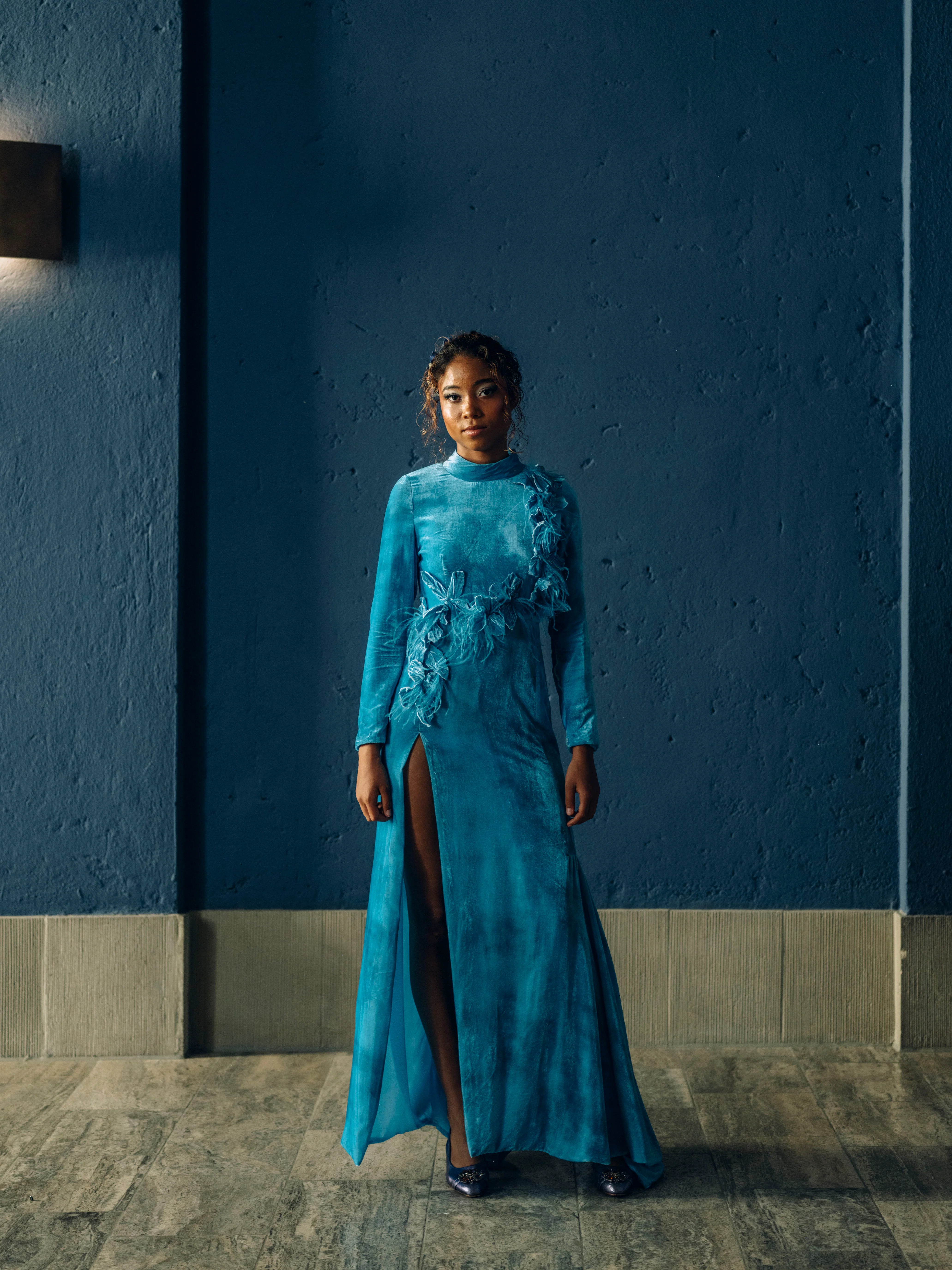 Maya Seyferth Abendkleid in Petrol aus Samt mit Beinschlitz und floralen Applikationen