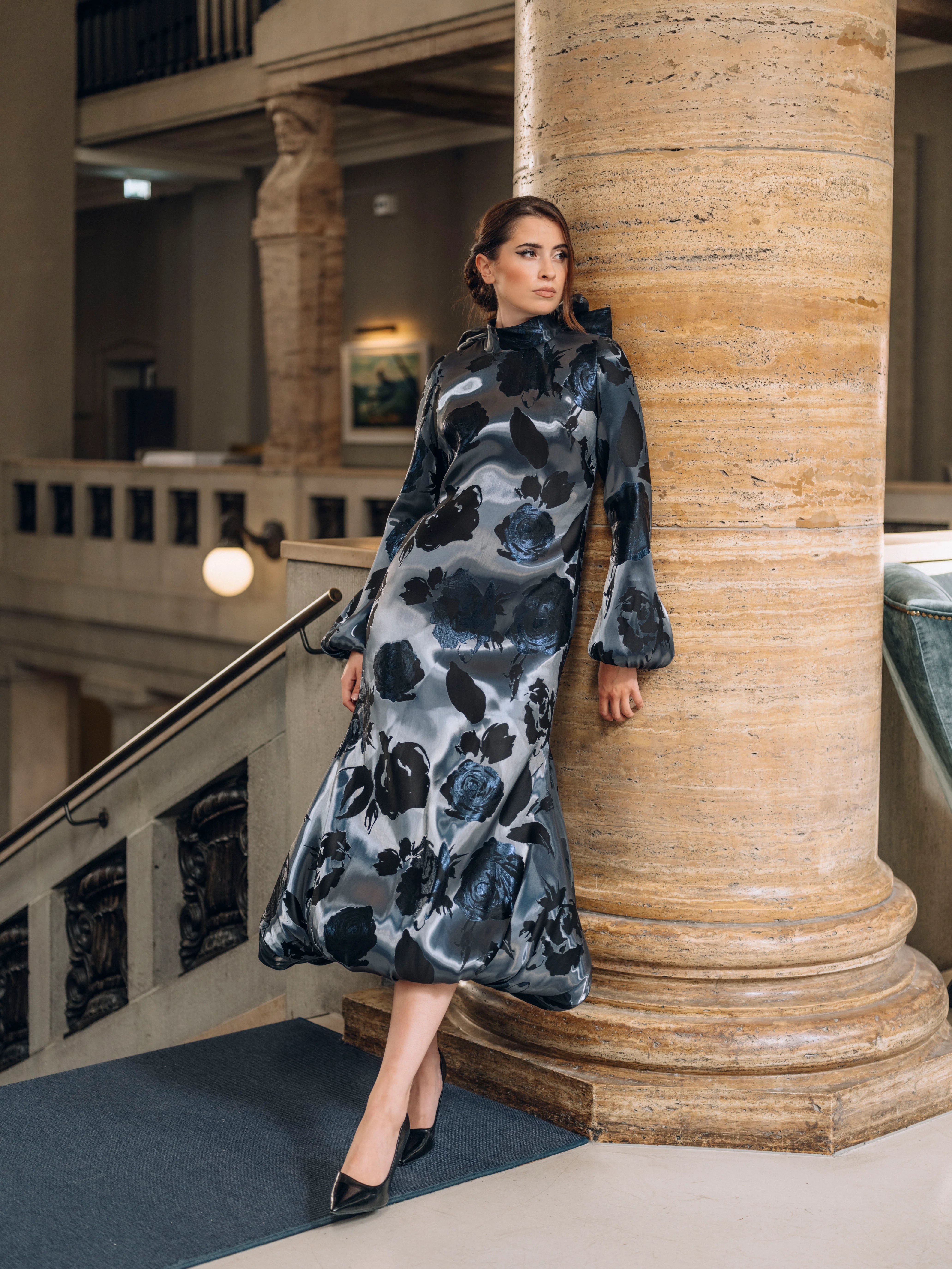 Maya Seyferth Midikleid aus glänzendem Devoré mit Rosenmuster, Stehkragen und Ballonärmeln