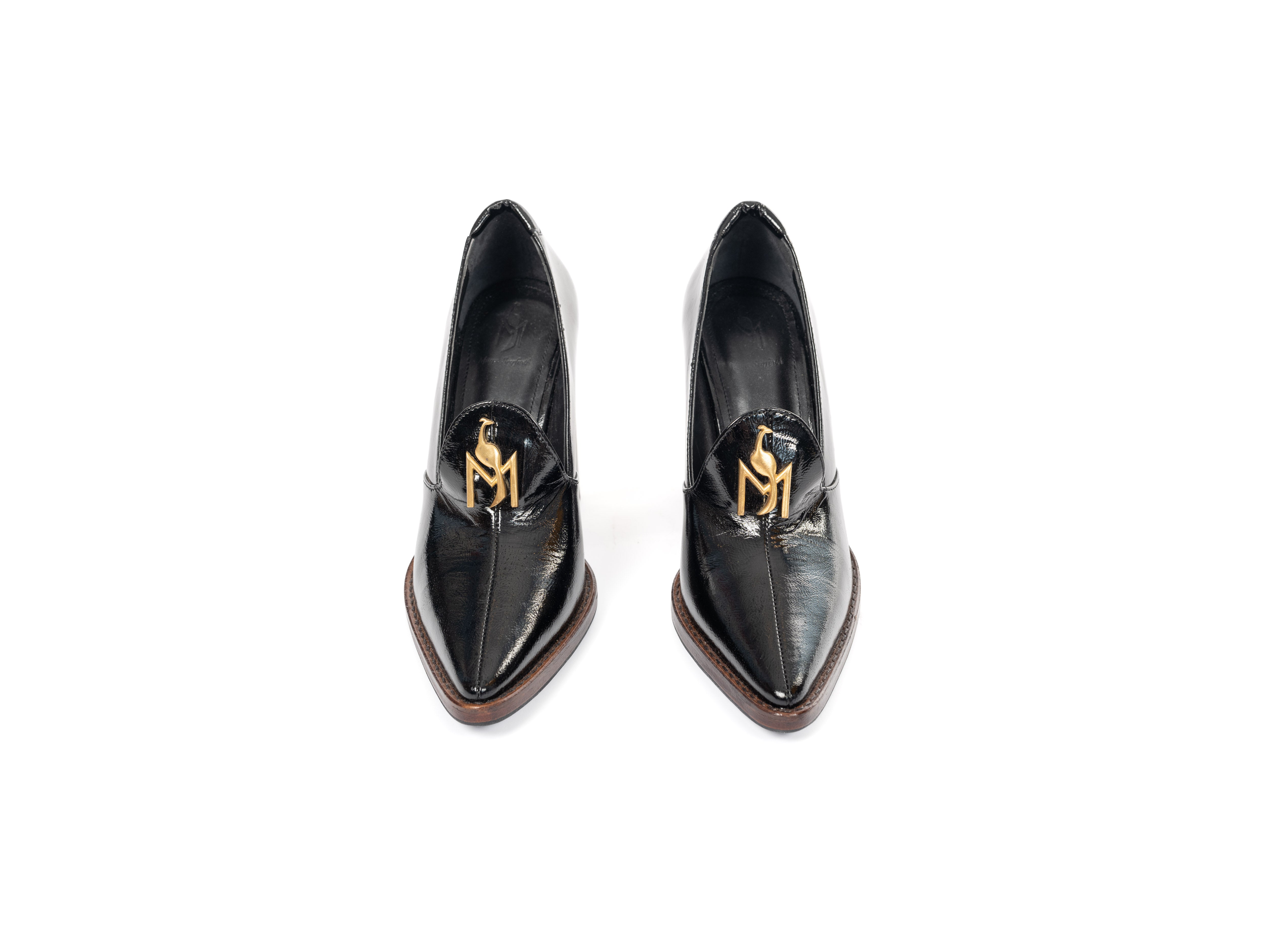Maya Seyferth Pumps in Schwarz aus Lackleder mit spitzer Zehe und goldenem Logo, Draufsicht