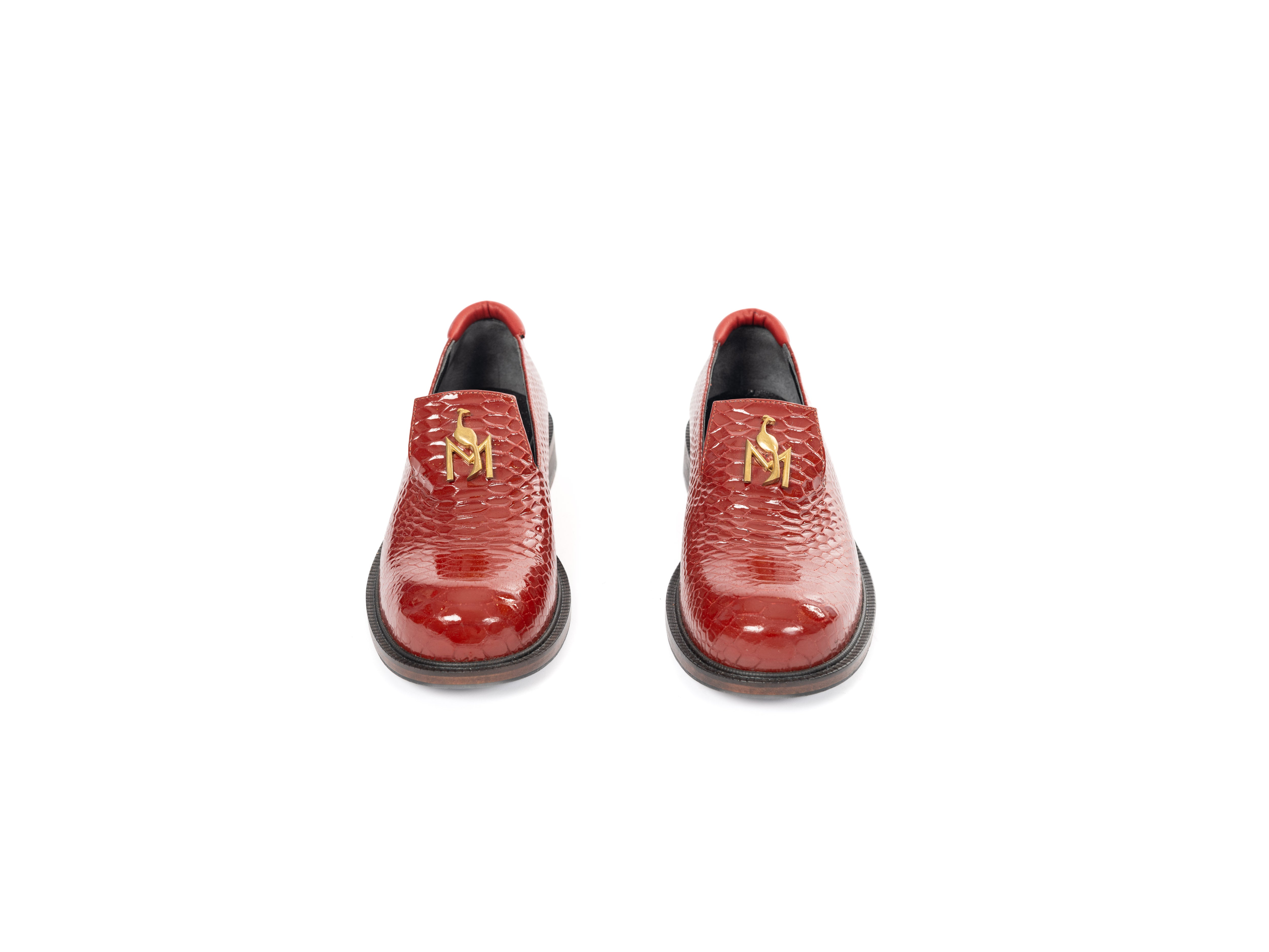 Maya Seyferth Loafer in Rot aus geprägtem Leder in Schlangenoptik mit goldenem Logo, Draufsicht