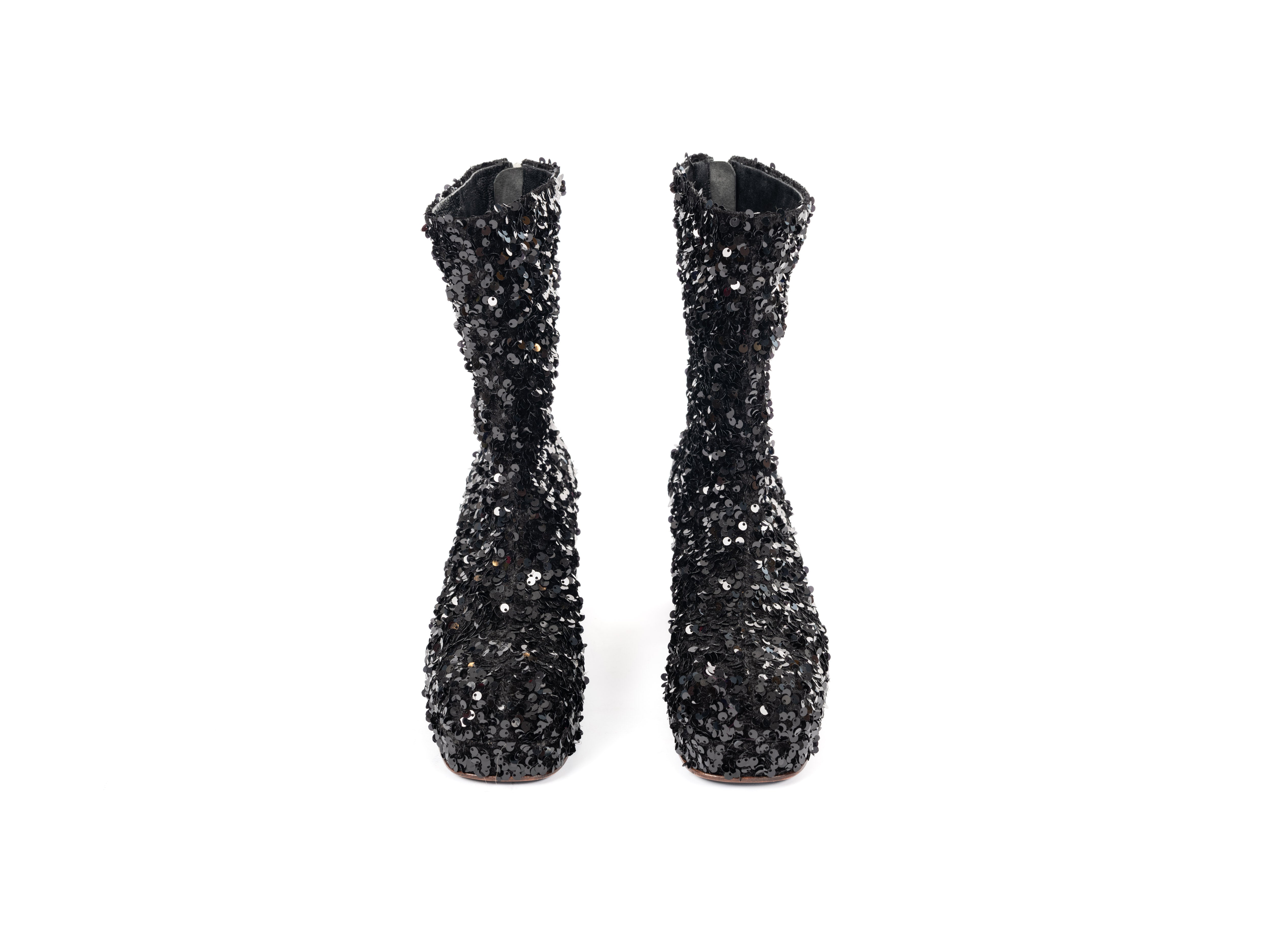 Maya Seyferth Stiefel in Schwarz mit dichtem Paillettenbesatz, Vorderansicht