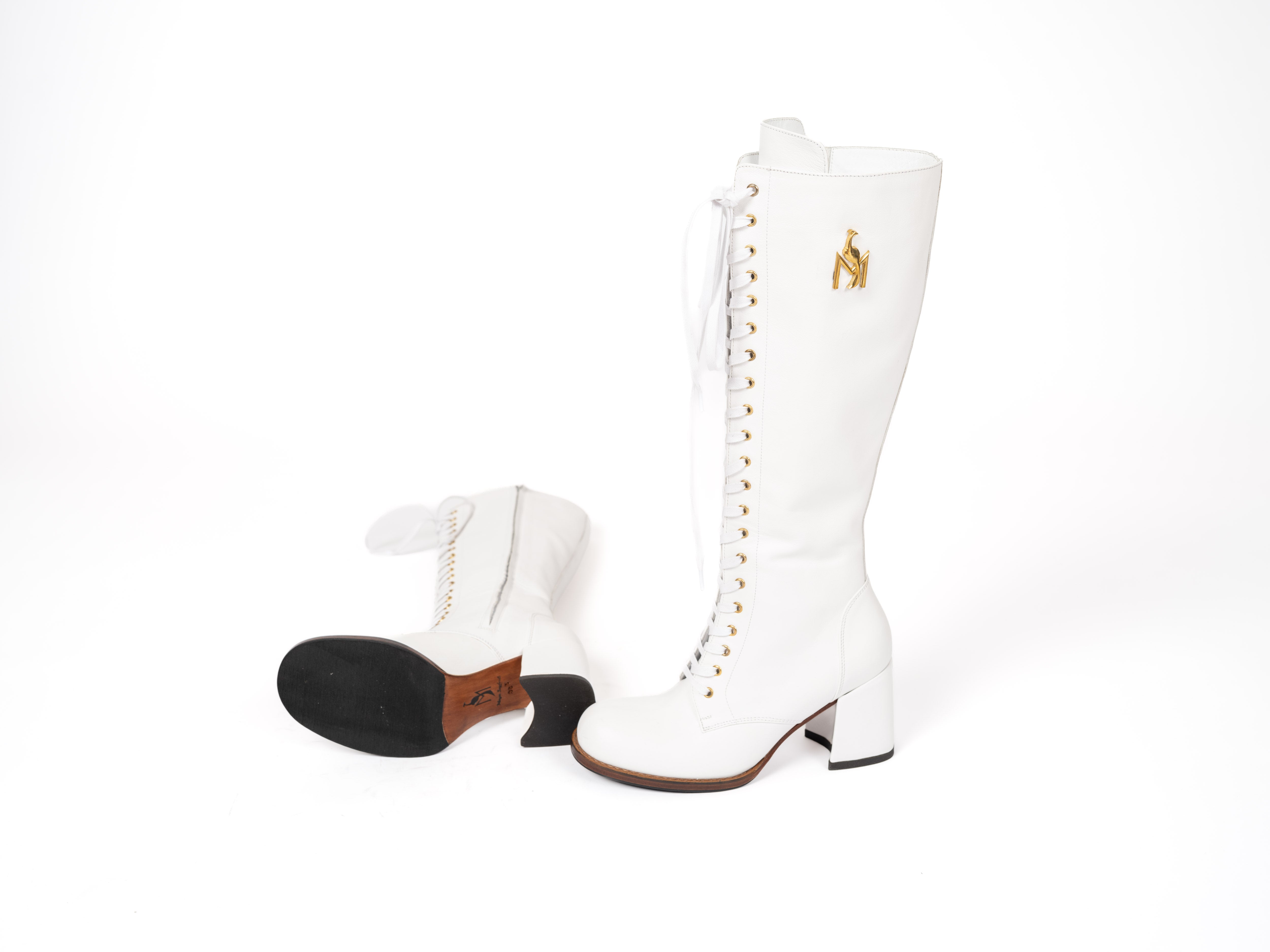 Maya Seyferth kniehohe Stiefel in Weiss aus Leder mit Frontschnürung und goldenen Ösen, Vorderansicht