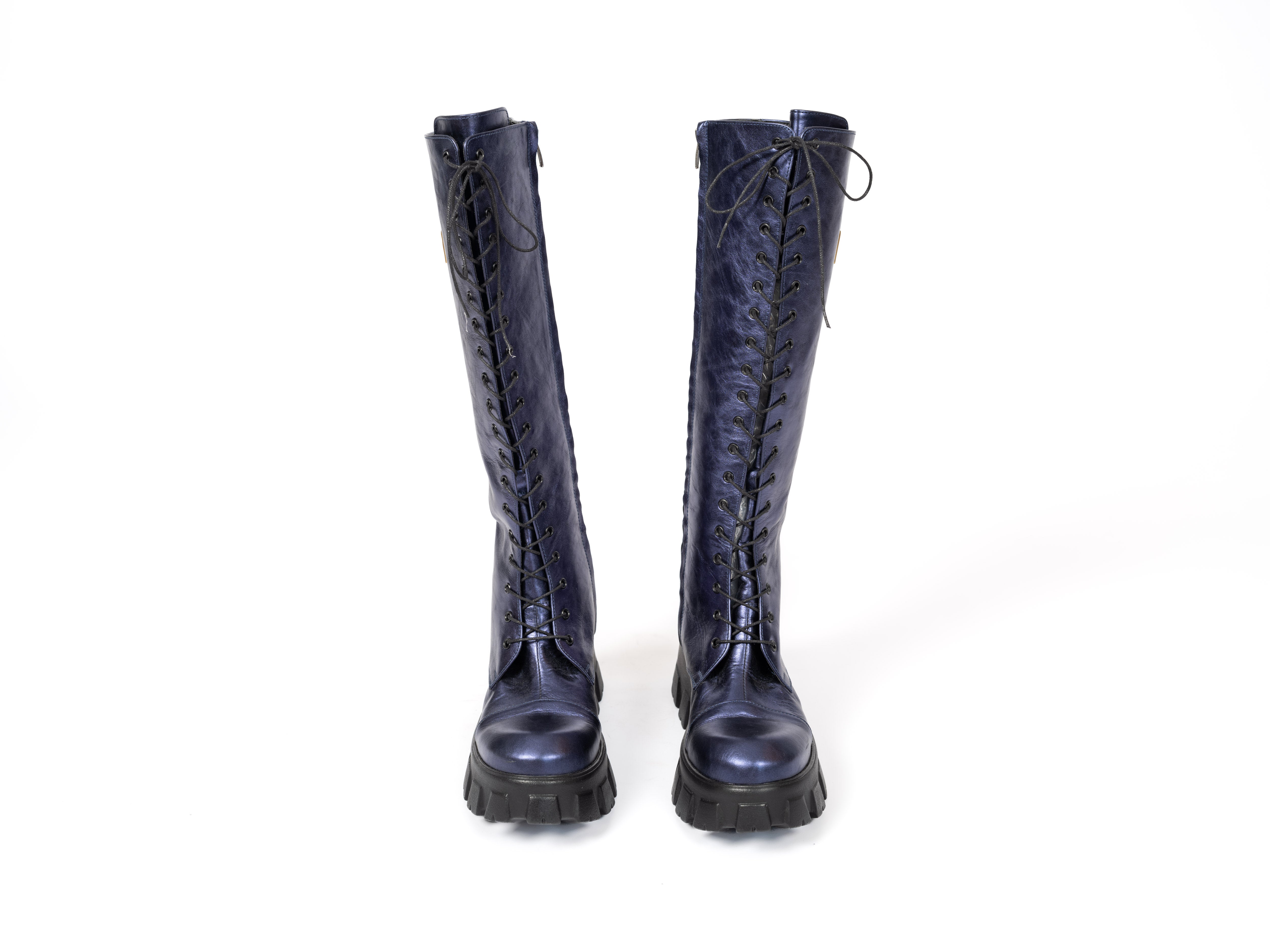 Maya Seyferth kniehohe Stiefel in Marineblau aus Leder mit Frontschnürung und Profilsohle, Vorderansicht