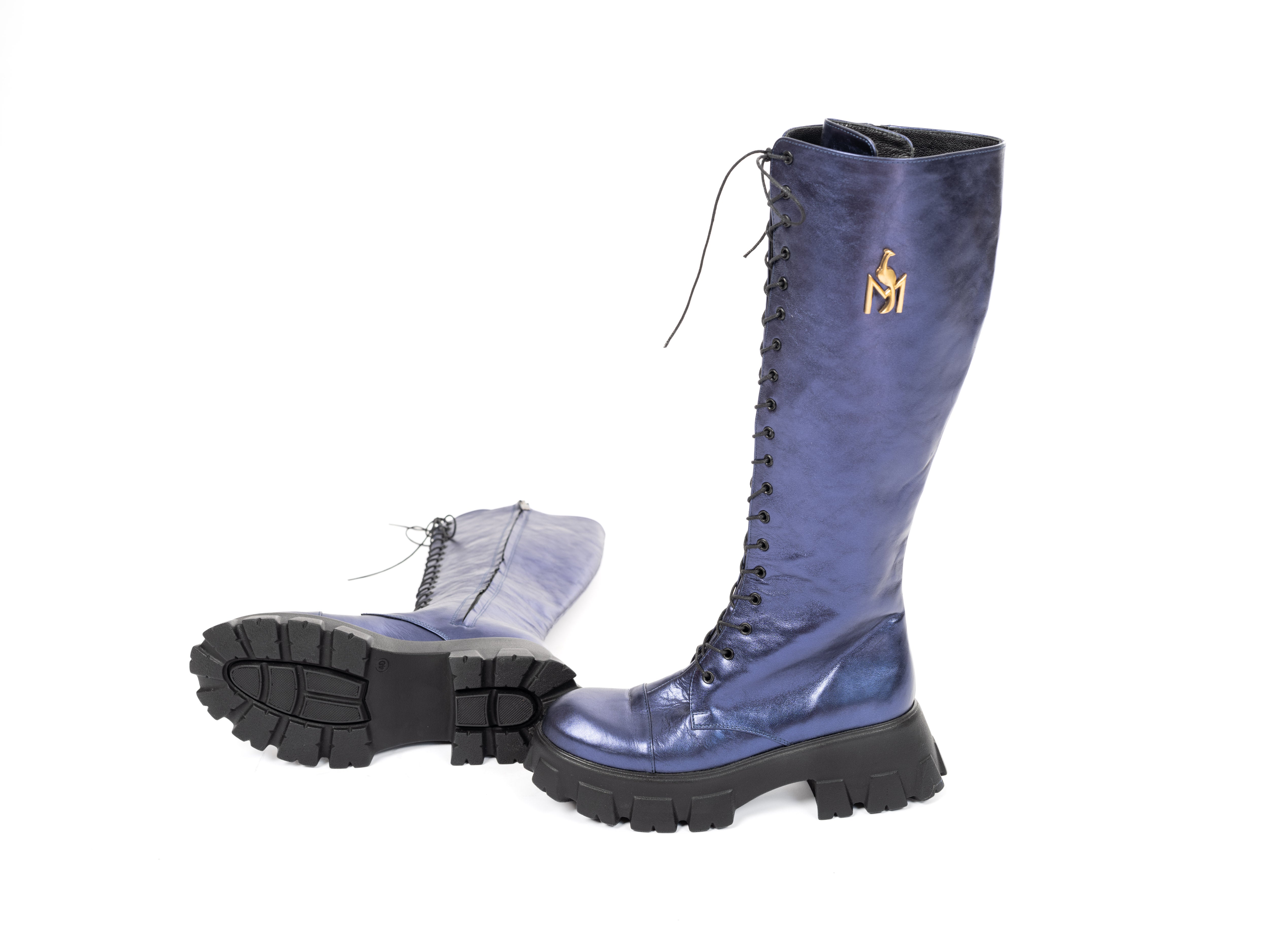 Maya Seyferth kniehohe Stiefel in Marineblau aus Leder mit Frontschnürung und Profilsohle, Vorderansicht