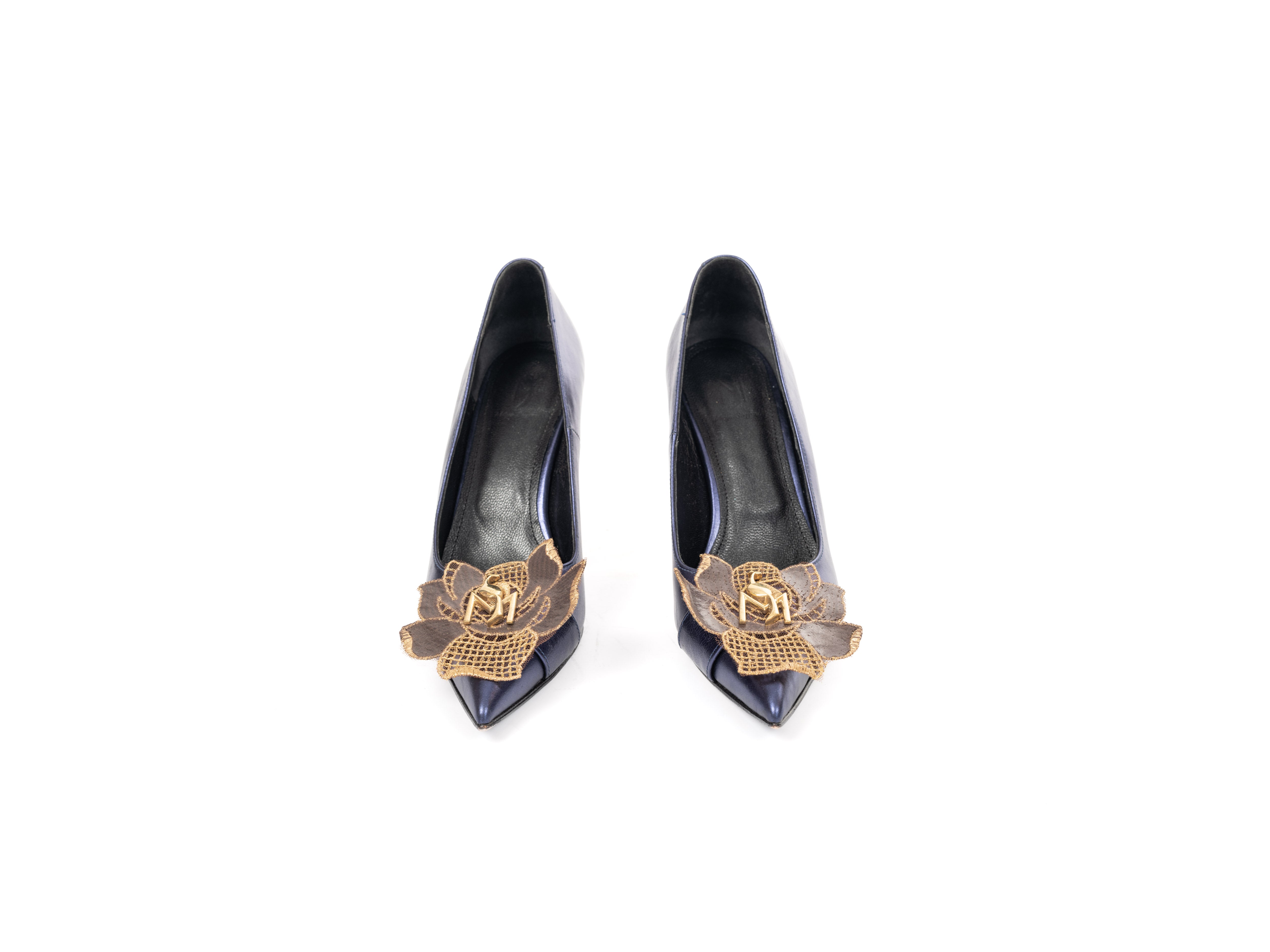 Maya Seyferth Pumps in Marineblau aus Metallic-Leder mit floraler Spitzen-Applikation und goldenem Logo, Draufsicht