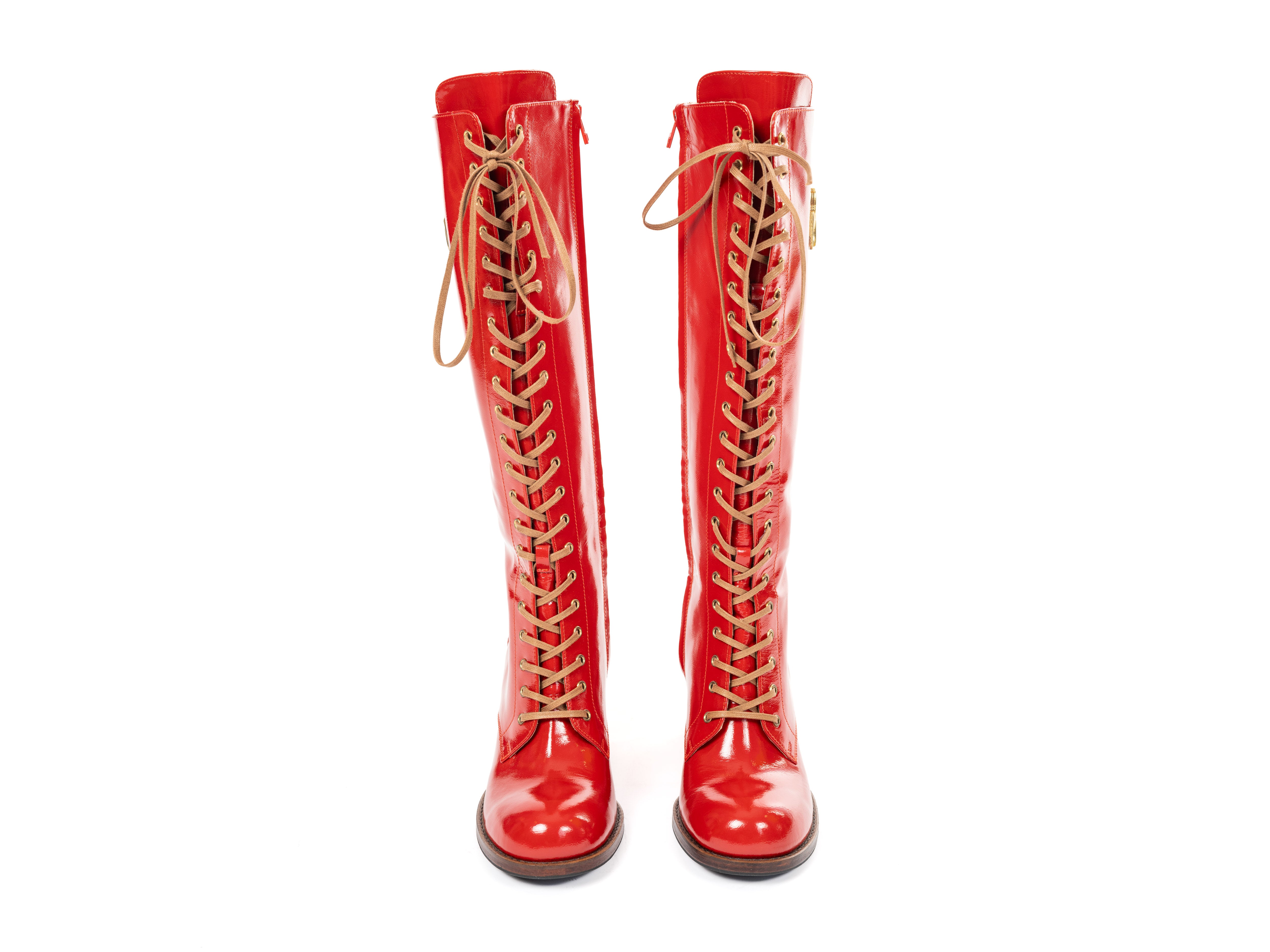 Maya Seyferth kniehohe Stiefel in Rot aus Lackleder mit Frontschnürung, Vorderansicht