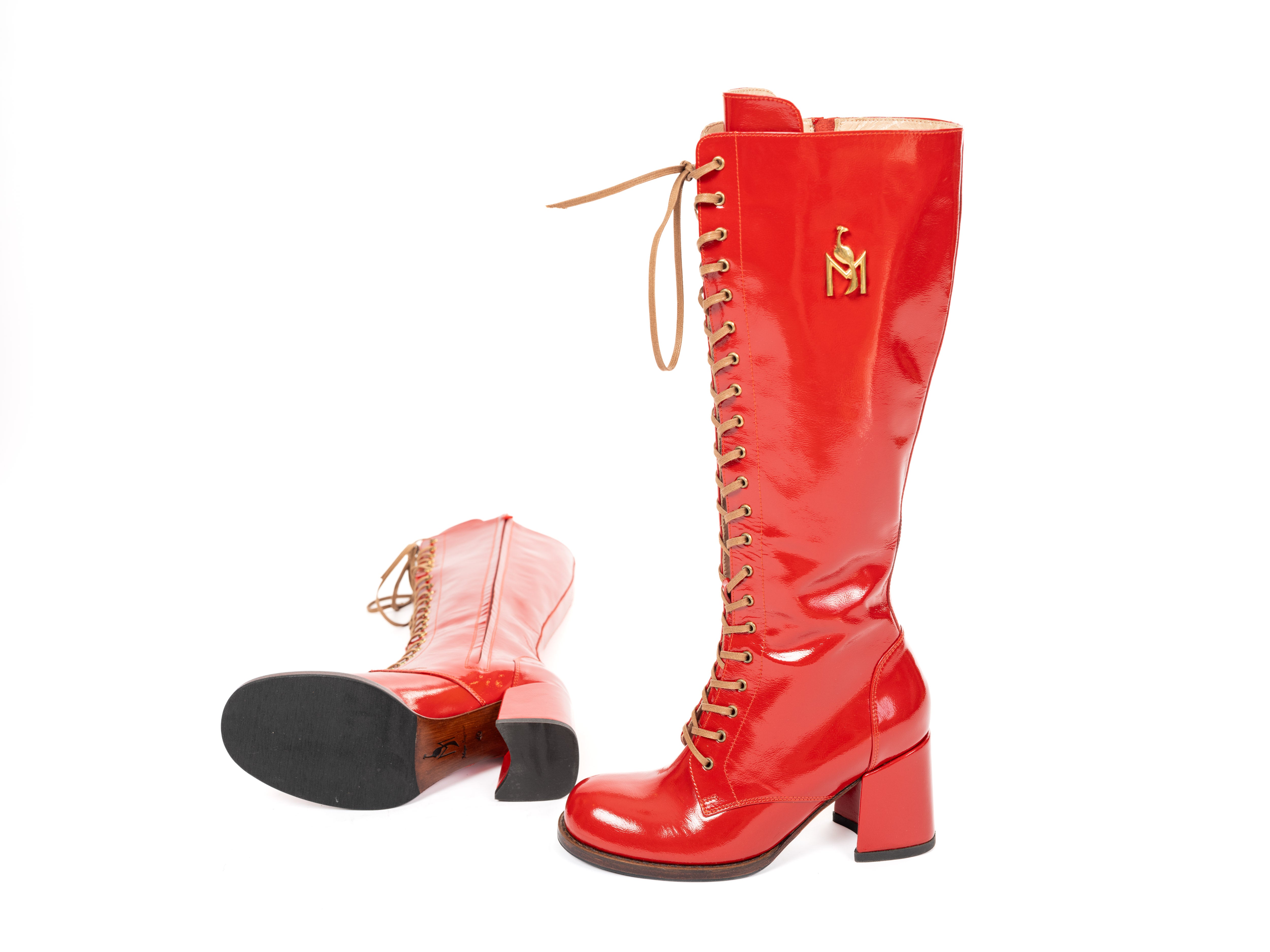Maya Seyferth kniehohe Stiefel in Rot aus Lackleder mit Frontschnürung, Vorderansicht