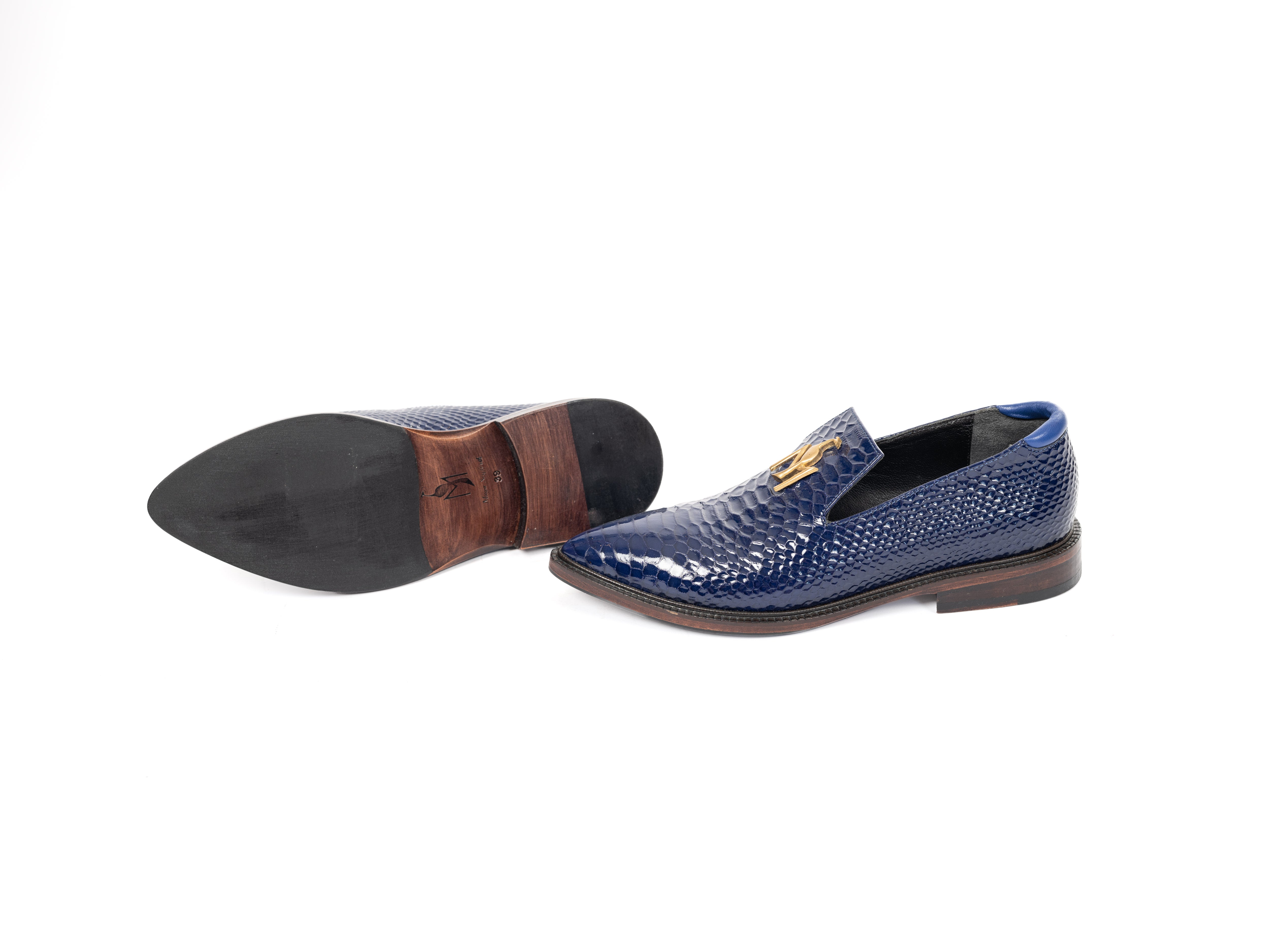 Maya Seyferth Loafer in Marineblau aus geprägtem Leder in Schlangenoptik mit goldenem Logo, Draufsicht