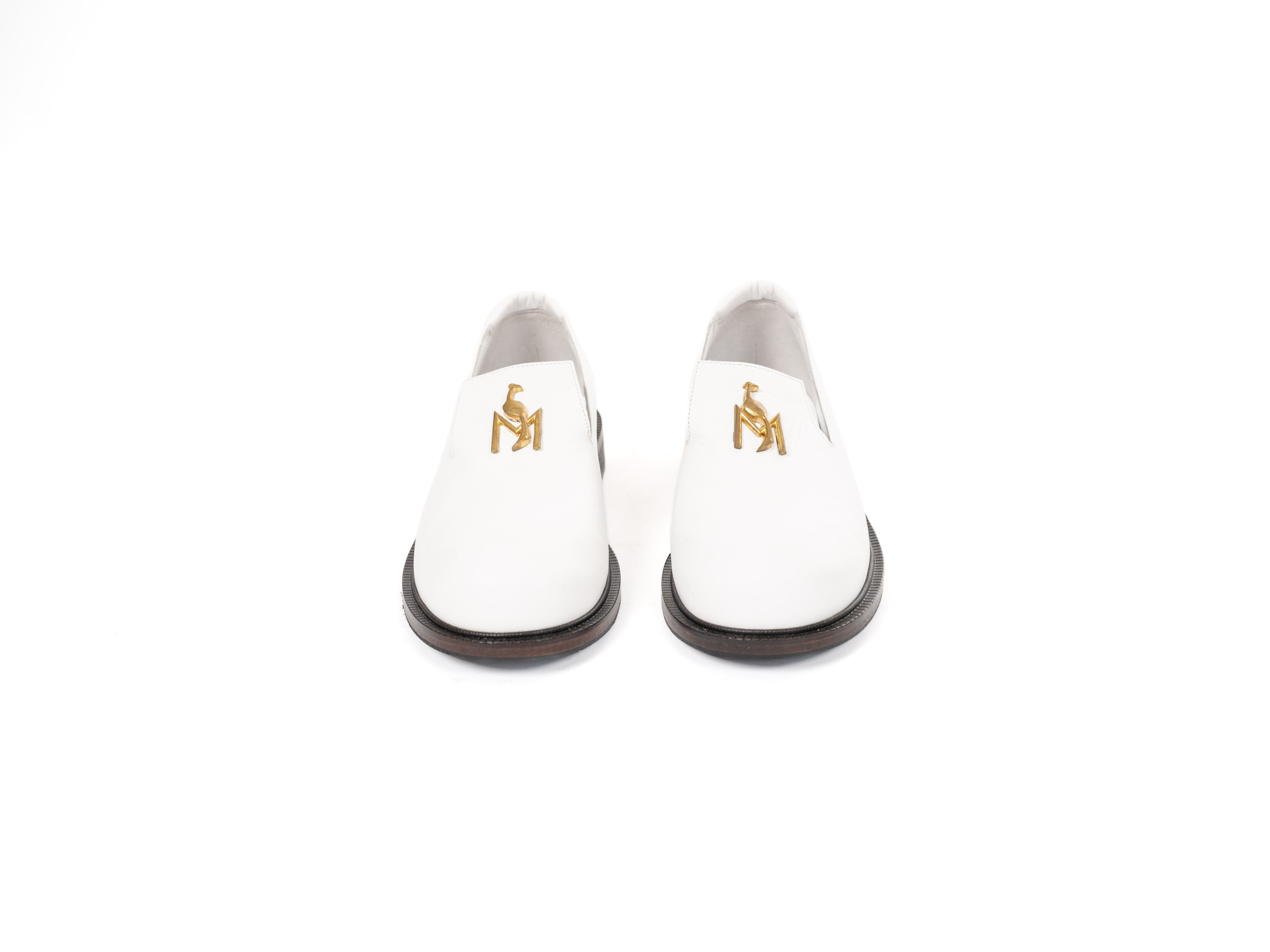 Maya Seyferth Loafer in Weiss aus Glattleder mit goldenem Logo, Draufsicht