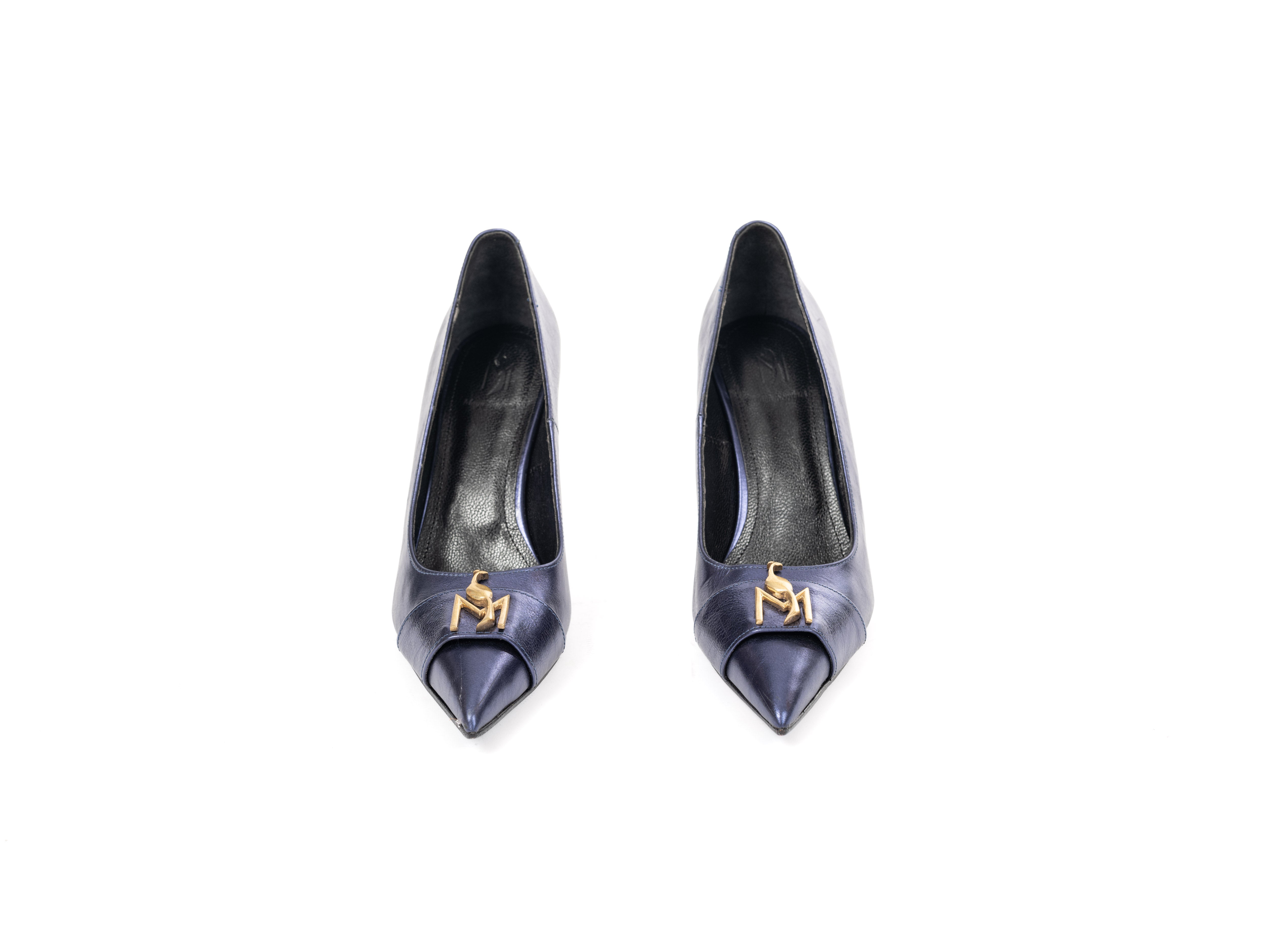 Maya Seyferth Pumps in Marineblau aus Metallic-Leder mit spitzer Zehe und goldenem Logo, Draufsicht
