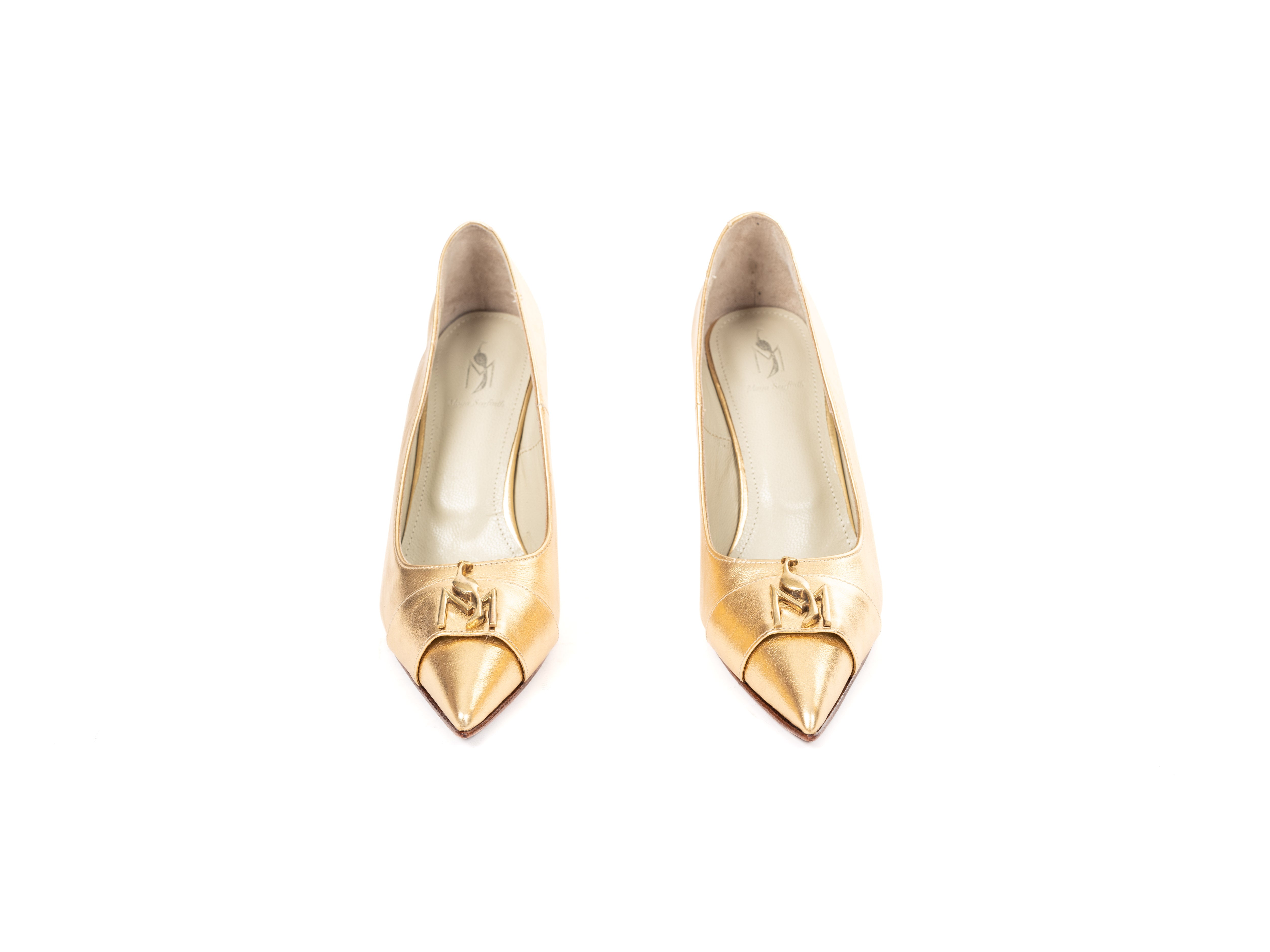 Maya Seyferth Pumps in Gold aus Metallic-Leder mit spitzer Zehe und goldenem Logo, Draufsicht