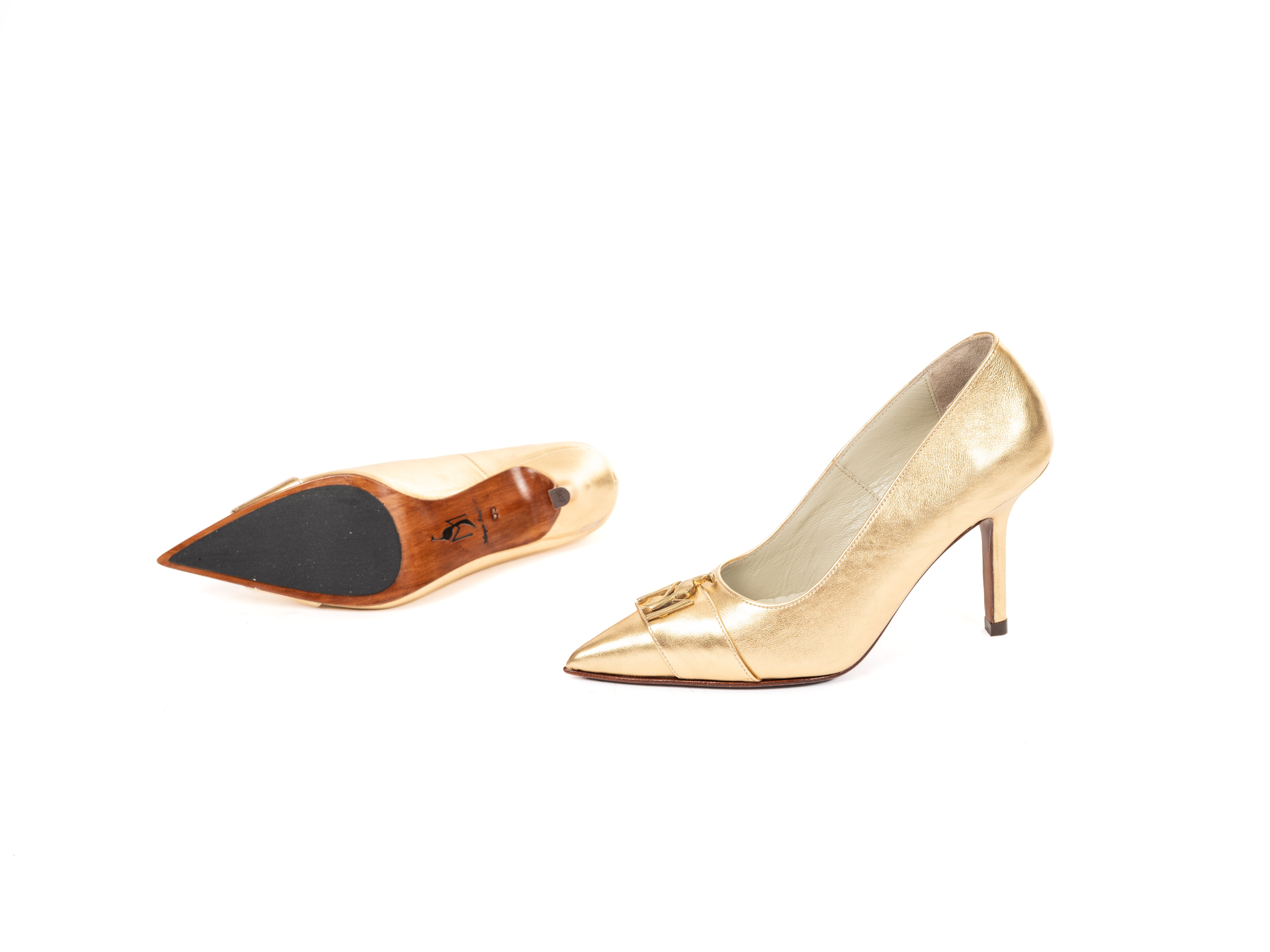 Maya Seyferth Pumps in Gold aus Metallic-Leder mit spitzer Zehe und goldenem Logo, Draufsicht