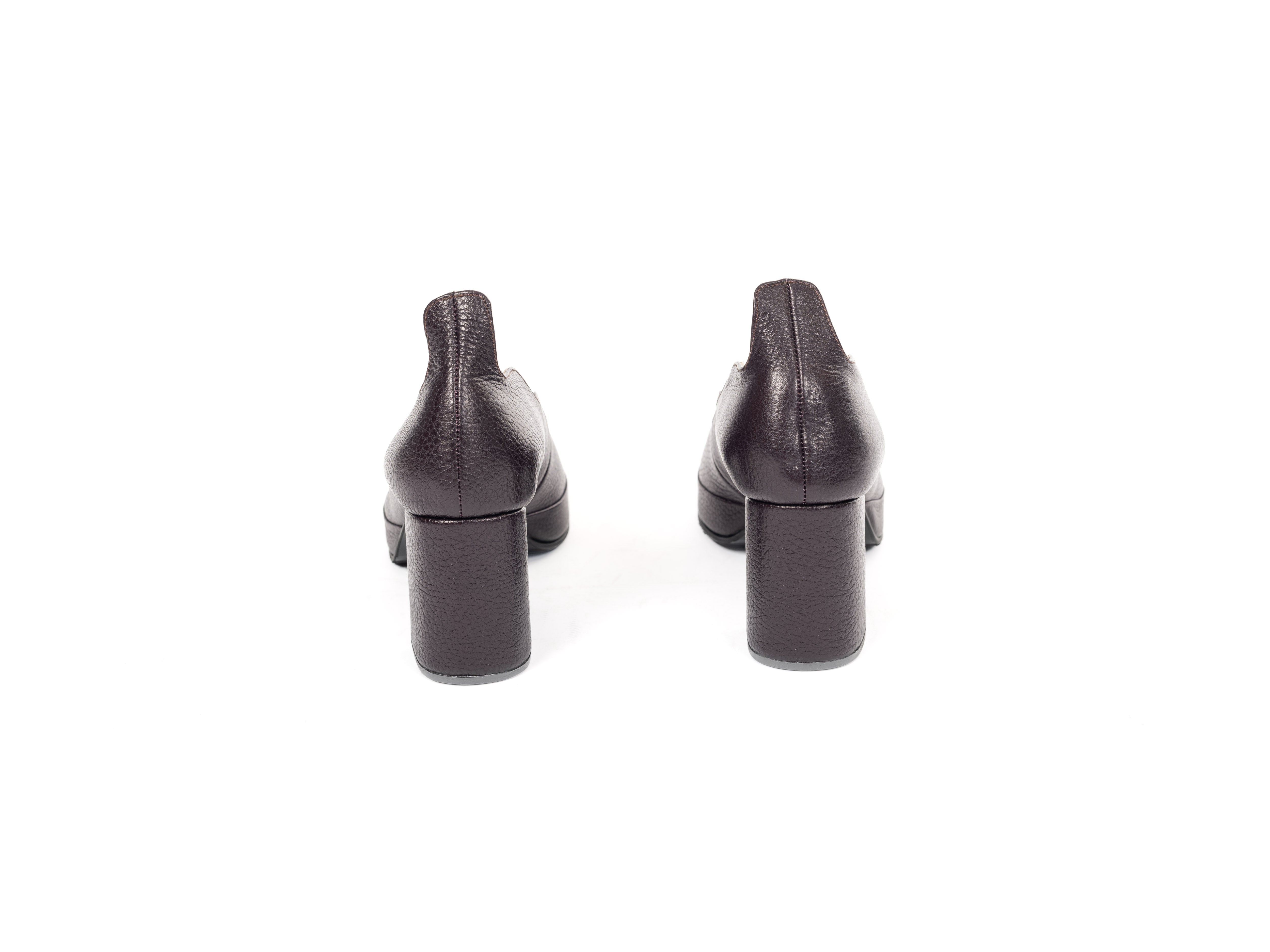 Plateau-Pumps Aubergine – Rückansicht