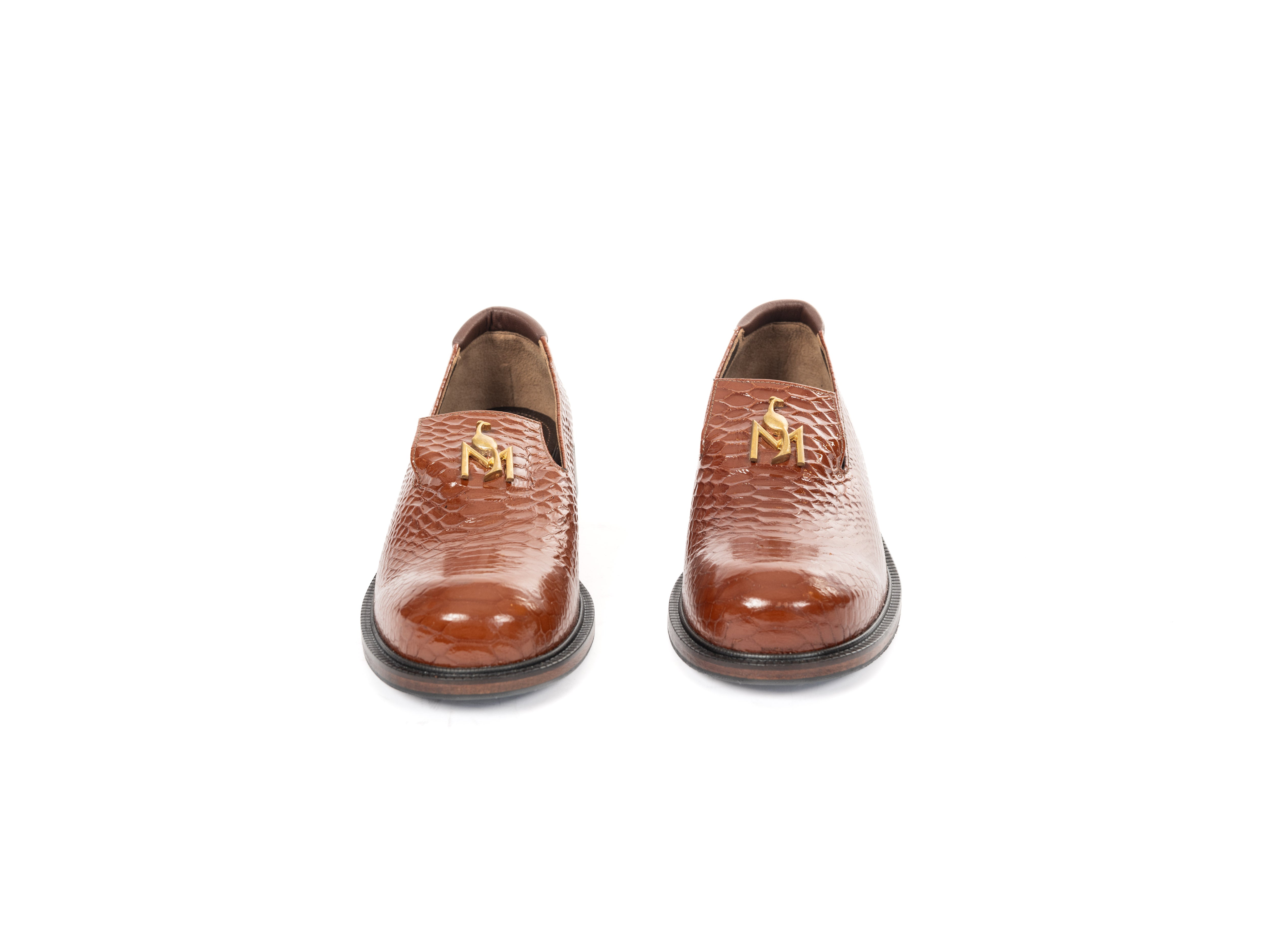 Maya Seyferth Loafer in Cognac aus geprägtem Leder in Schlangenoptik mit goldenem Logo, Draufsicht