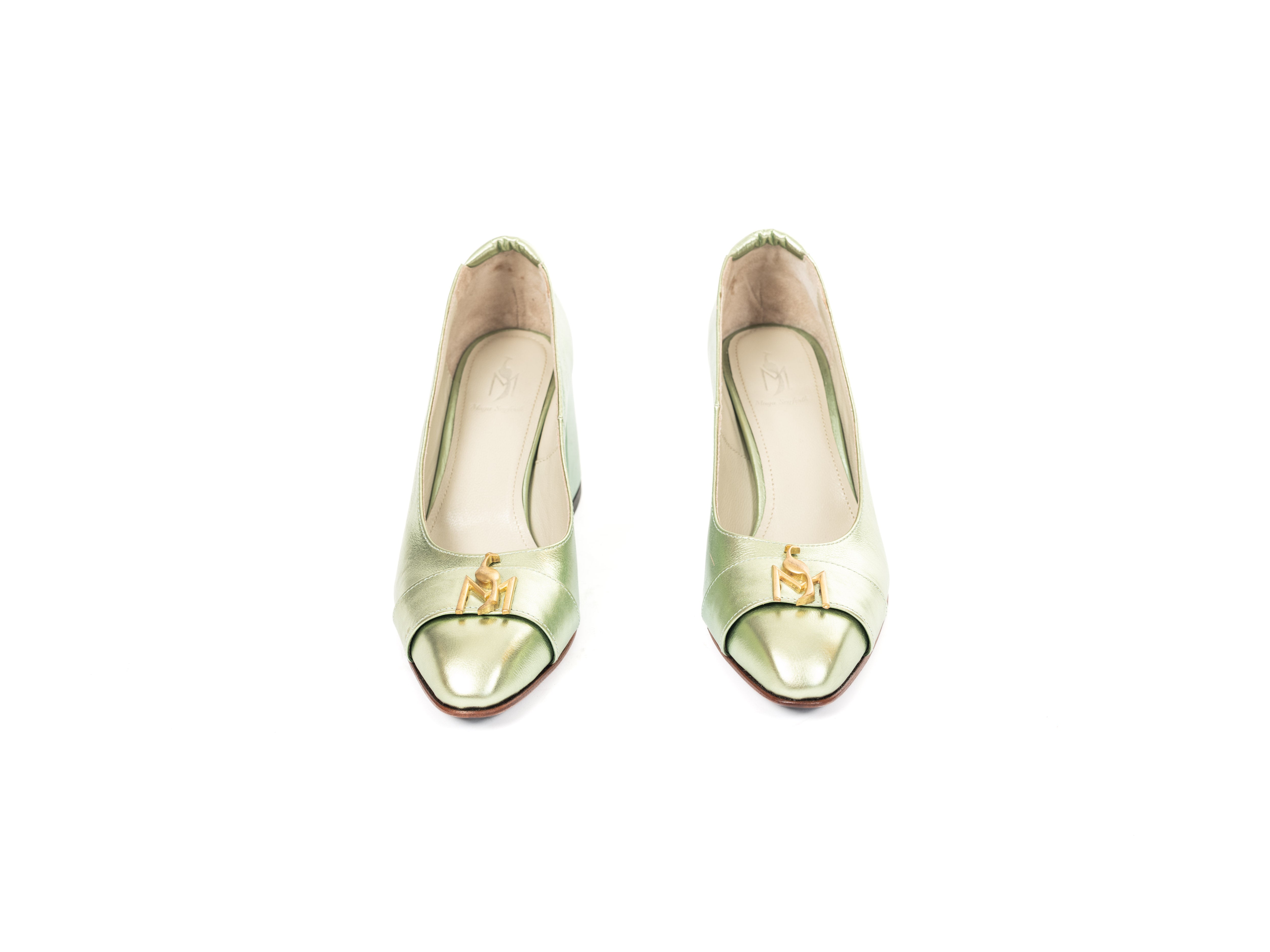 Maya Seyferth Pumps in Mintgrün aus Metallic-Leder mit runder Kappe und goldenem Logo, Draufsicht