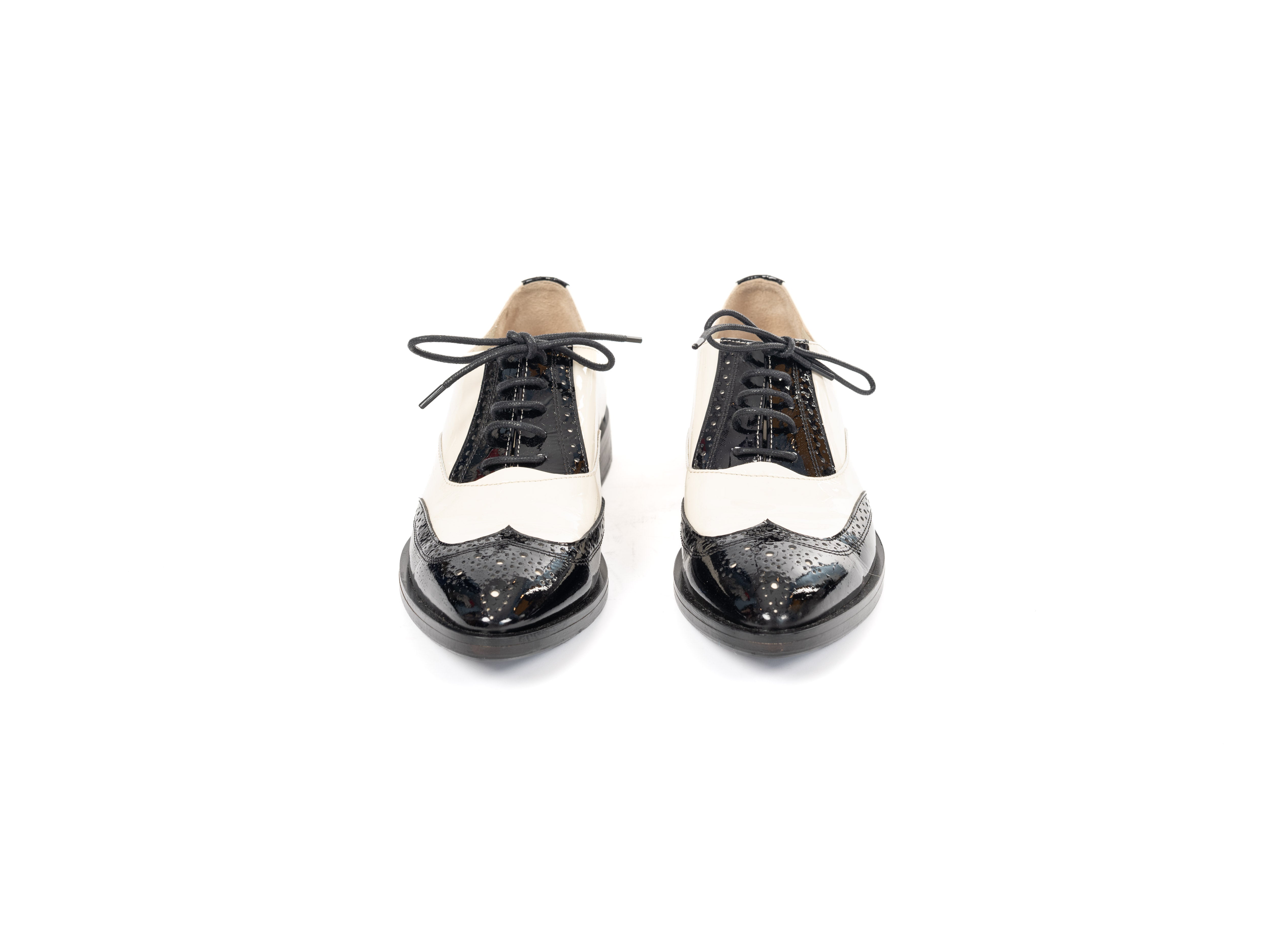 Maya Seyferth Budapester in Schwarz und Creme aus Lackleder mit Brogue-Muster, Draufsicht