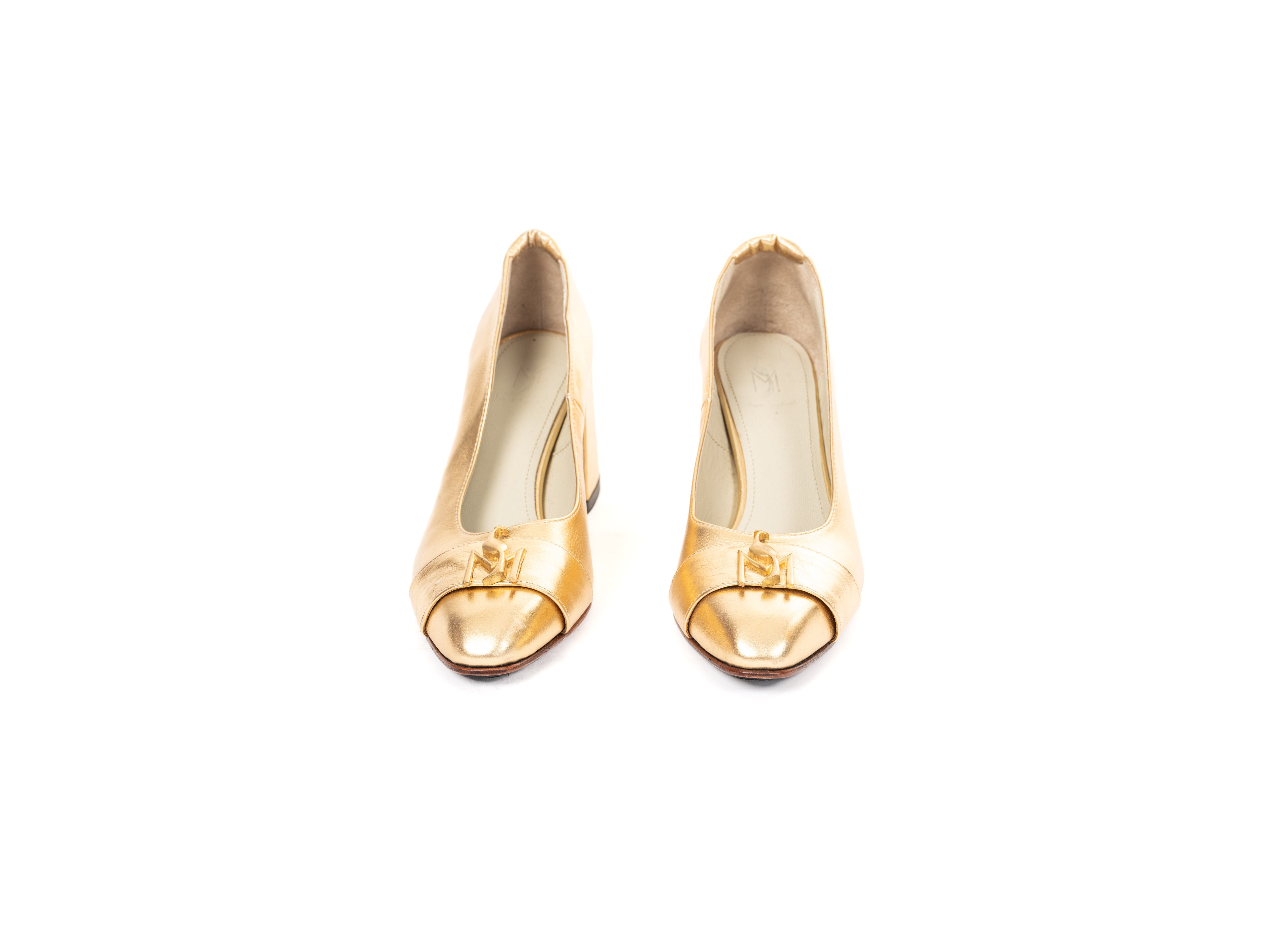 Maya Seyferth Pumps in Gold aus Metallic-Leder mit runder Kappe und goldenem Logo, Draufsicht