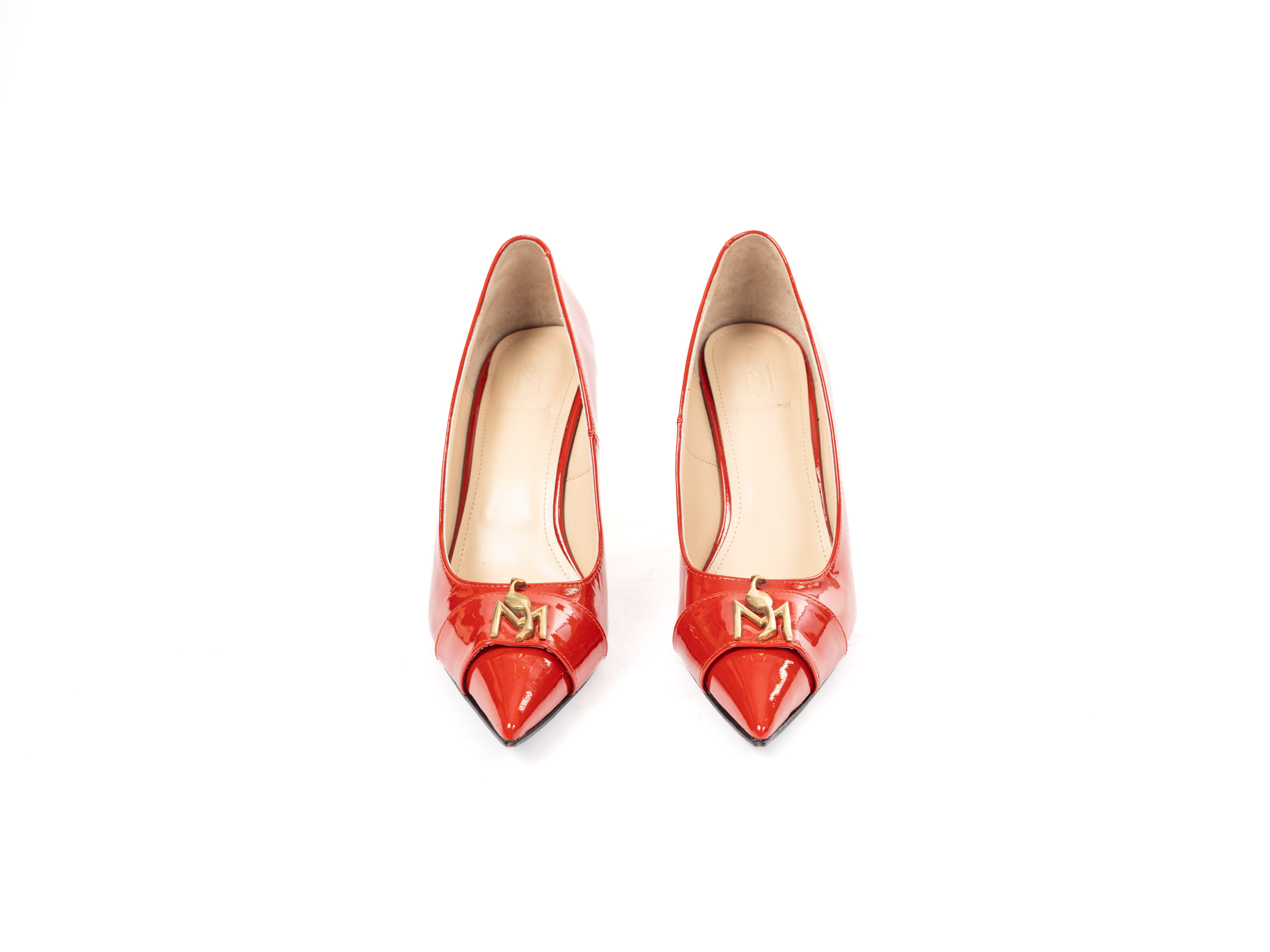 Maya Seyferth Pumps in Rot aus Lackleder mit spitzer Zehe und goldenem Logo, Draufsicht