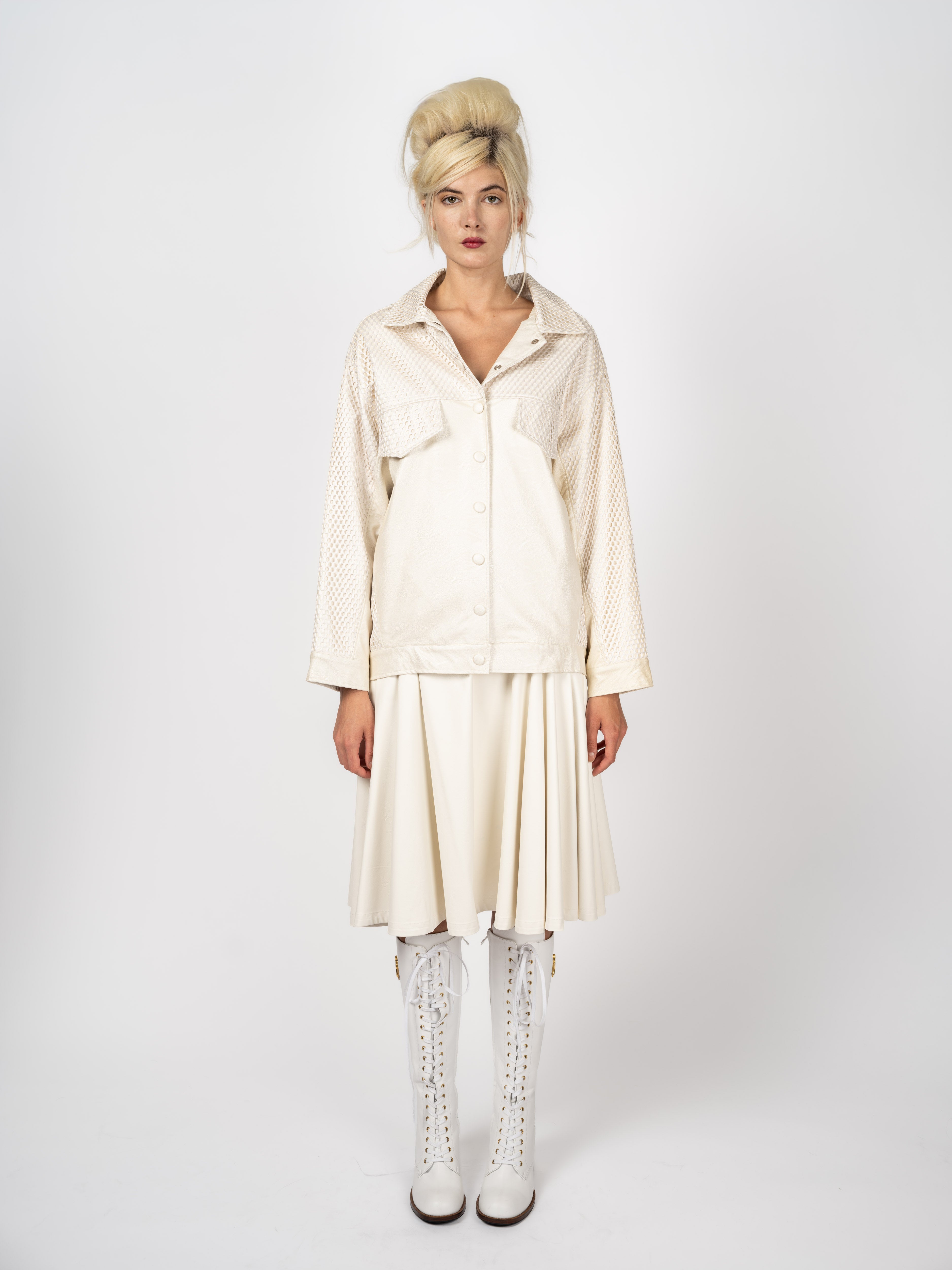 Maya Seyferth Creme-Look mit Mesh-Jacke und Faltenrock – ganze Figur
