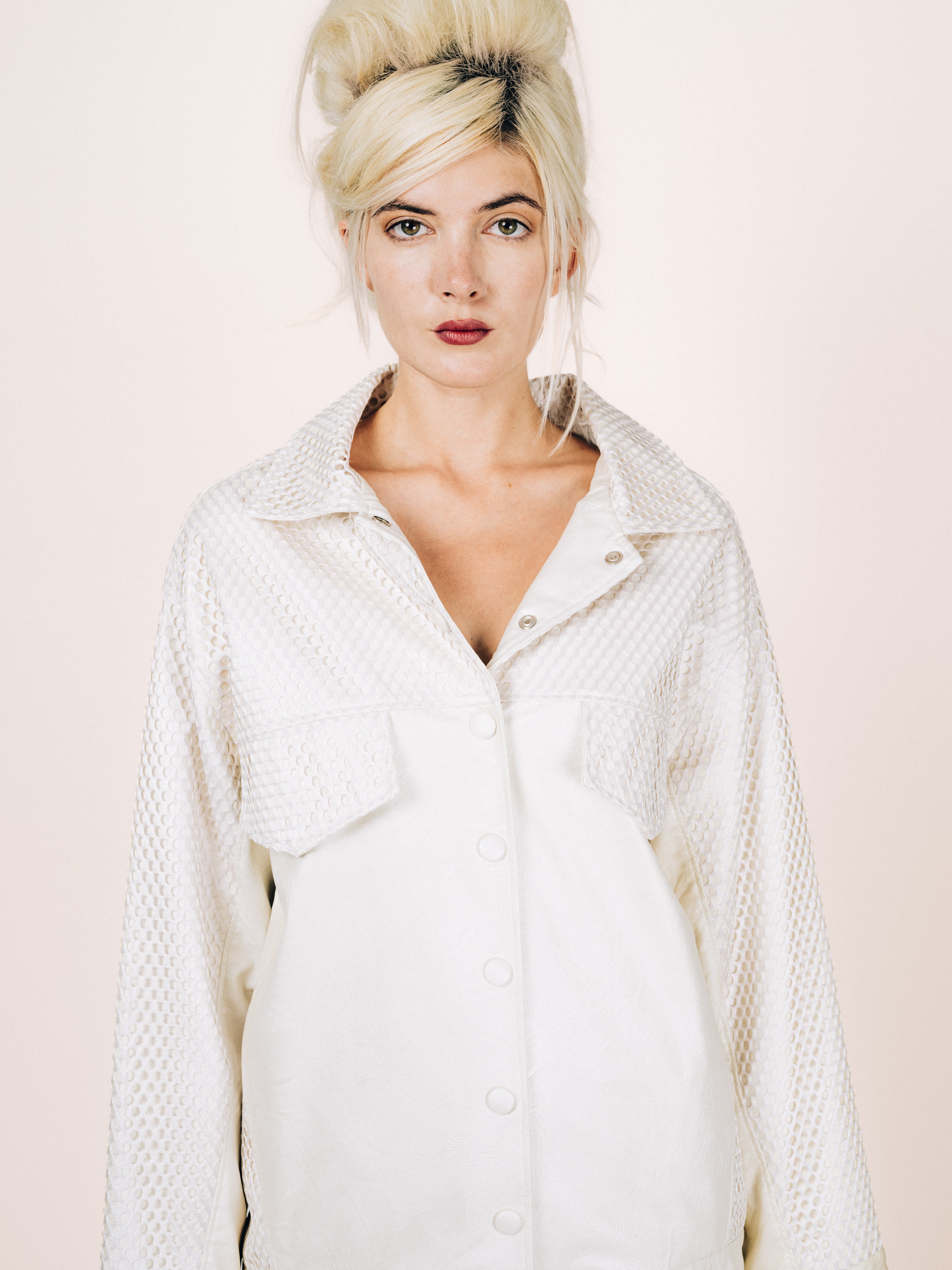 Maya Seyferth Creme-Look mit Mesh-Jacke und Faltenrock – Vorderansicht