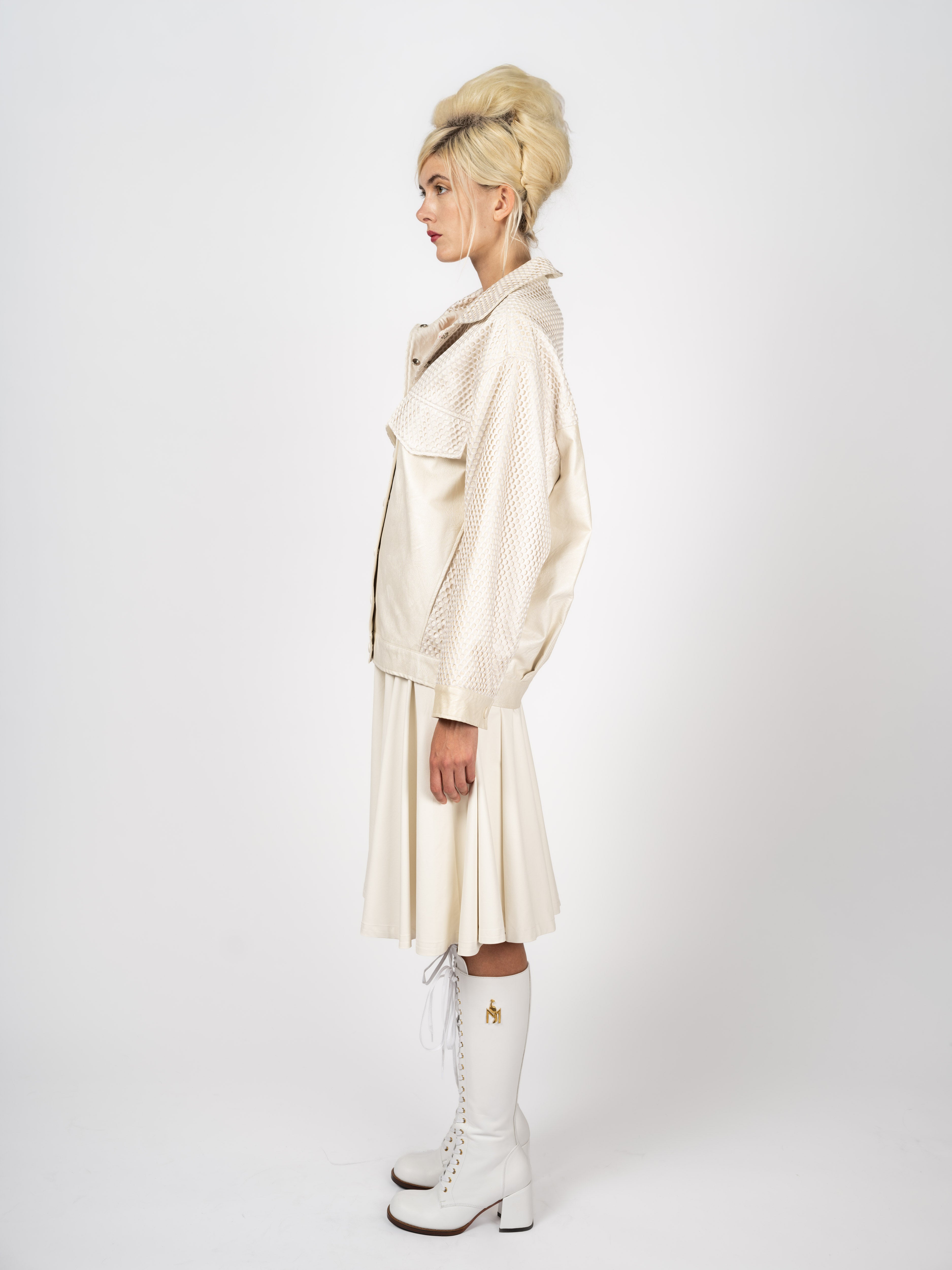 Maya Seyferth Creme-Look mit Mesh-Jacke und Faltenrock – Seitenansicht