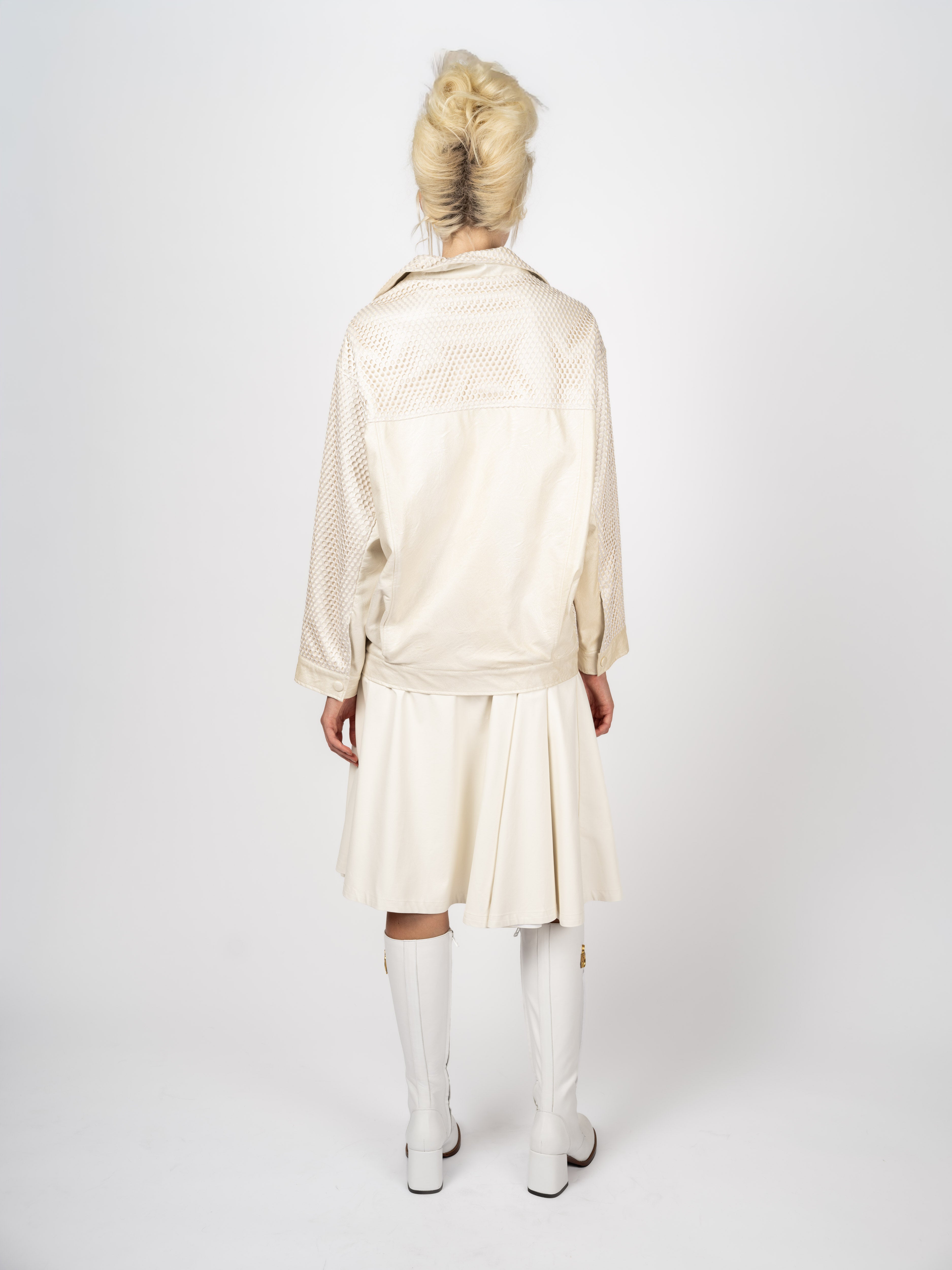 Maya Seyferth Creme-Look mit Mesh-Jacke und Faltenrock – Rückansicht