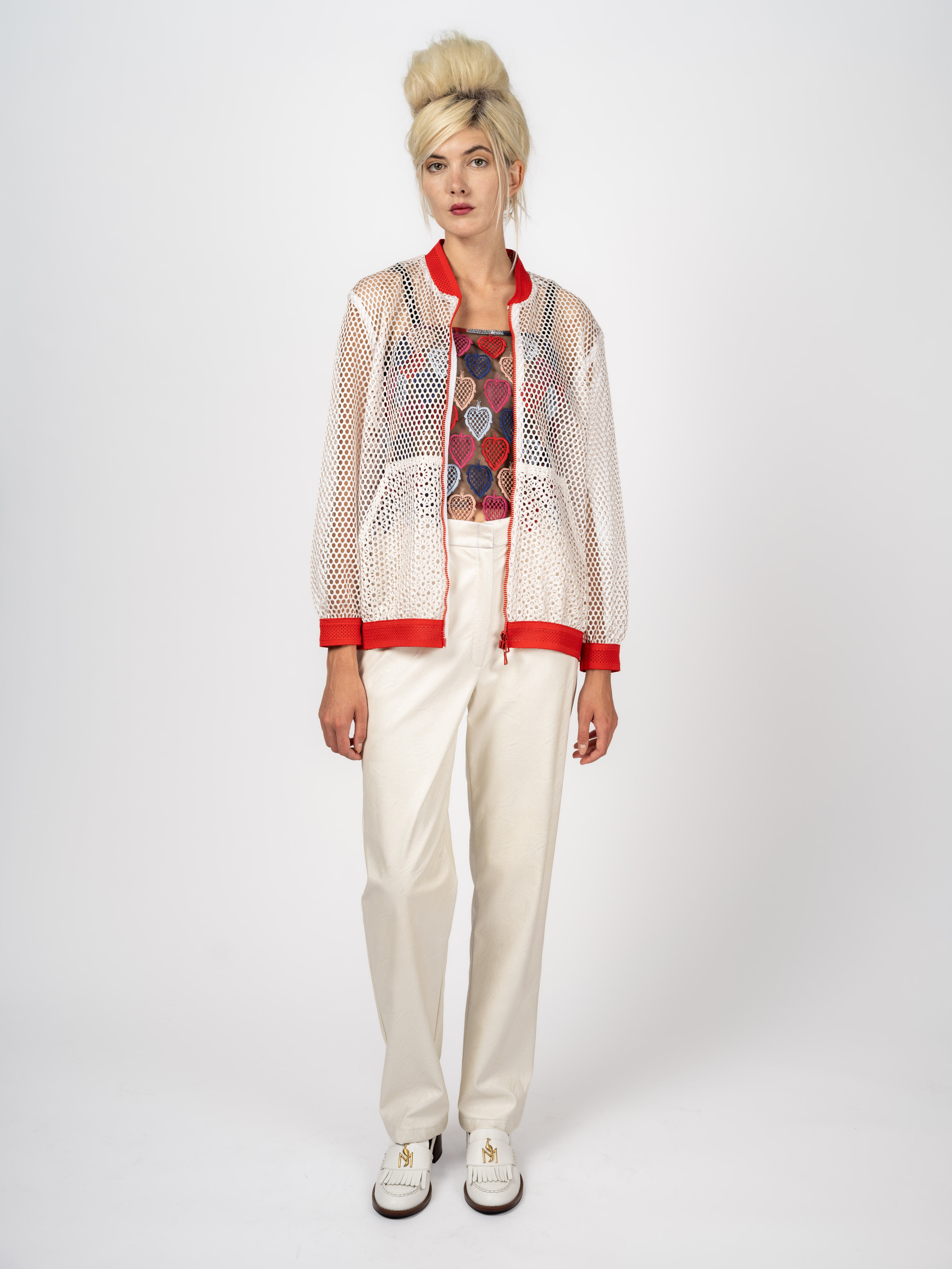 Mesh-Bomberjacke Weiß mit roten Bündchen – ganze Figur