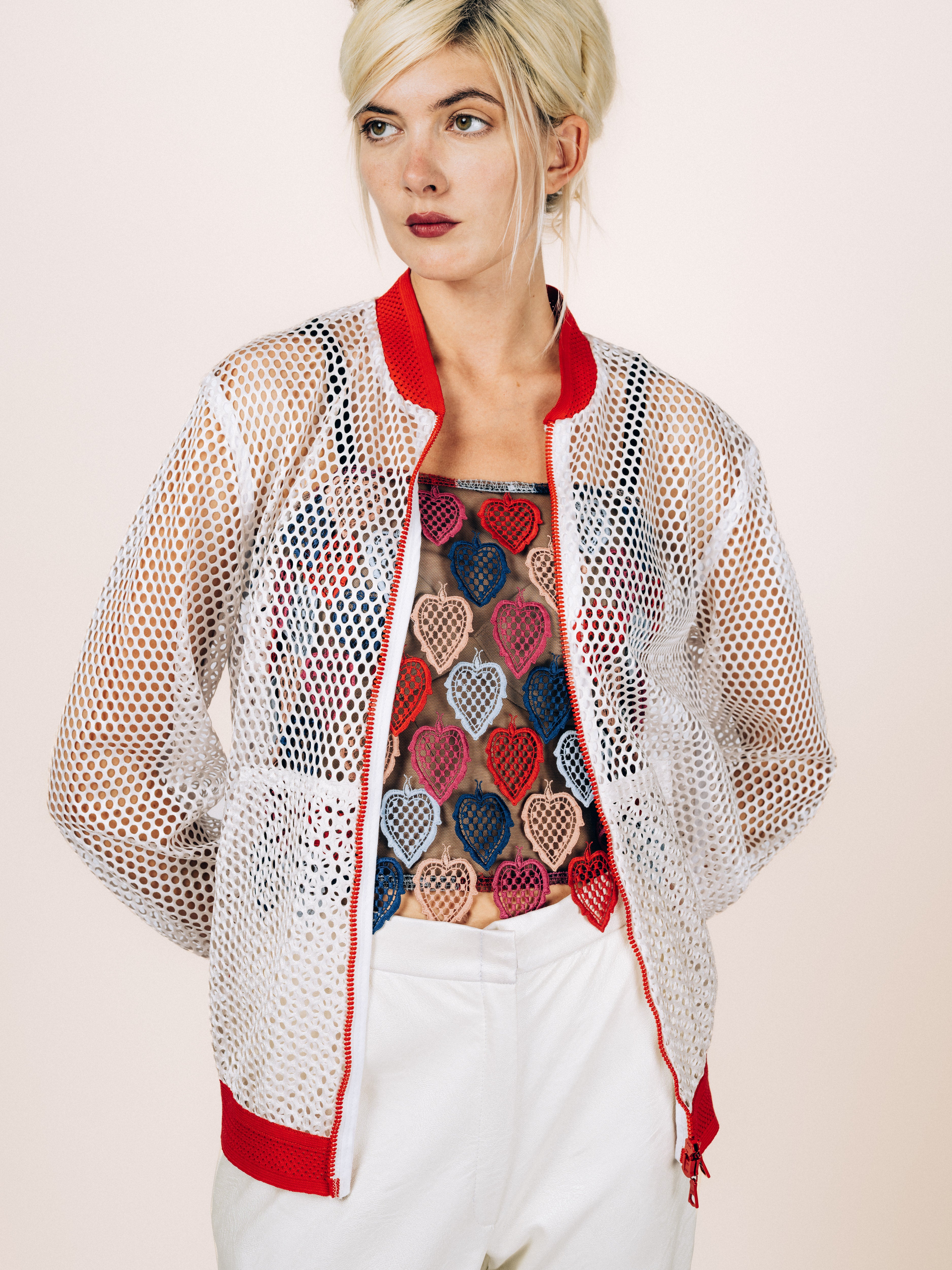 Mesh-Bomberjacke Weiß mit roten Bündchen – Vorderansicht