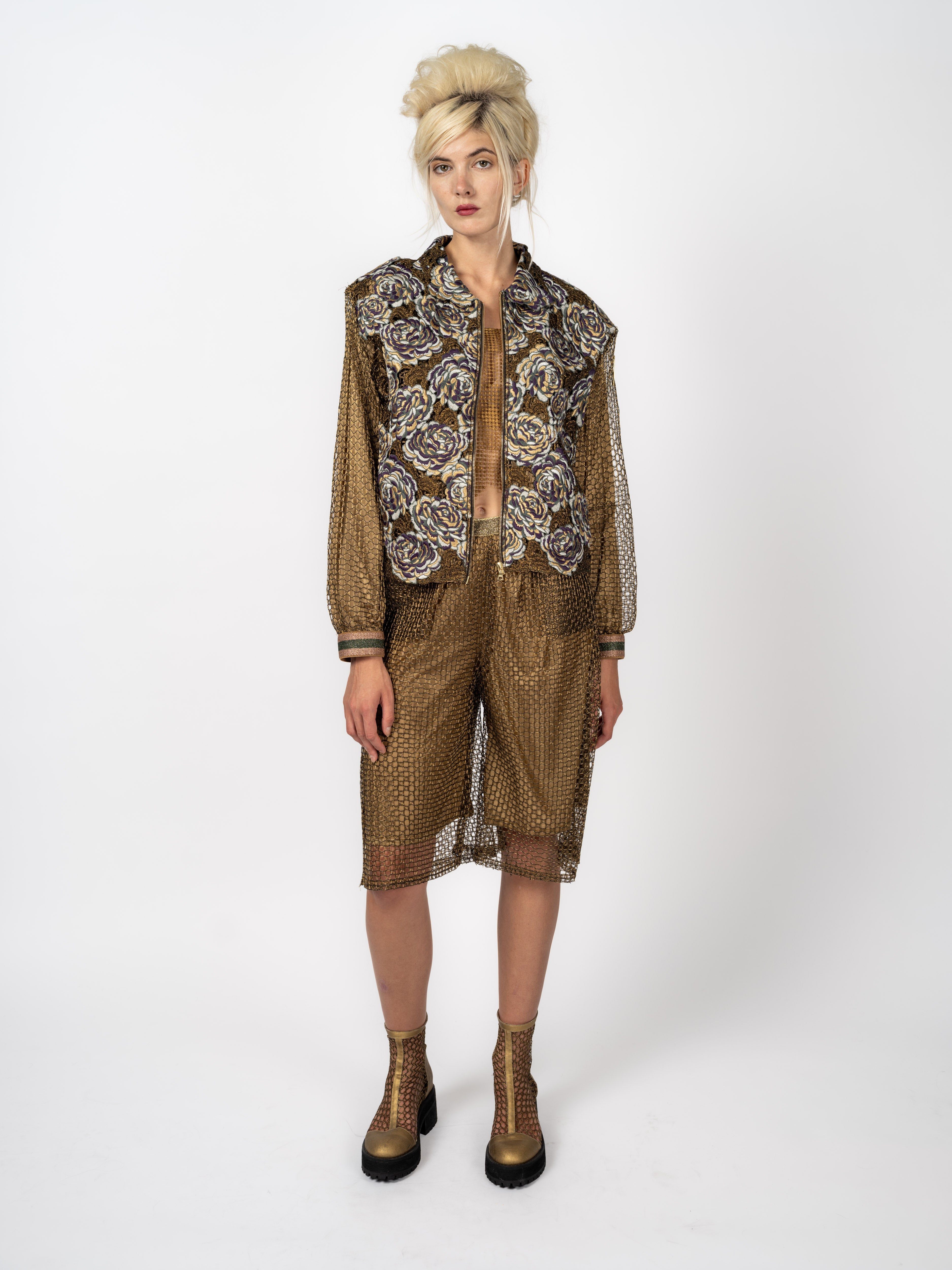 Maya Seyferth Gold-Look mit Rosen-Bomber, Stickerei-Top und Mesh-Bermuda – Vorderansicht, ganze Figur