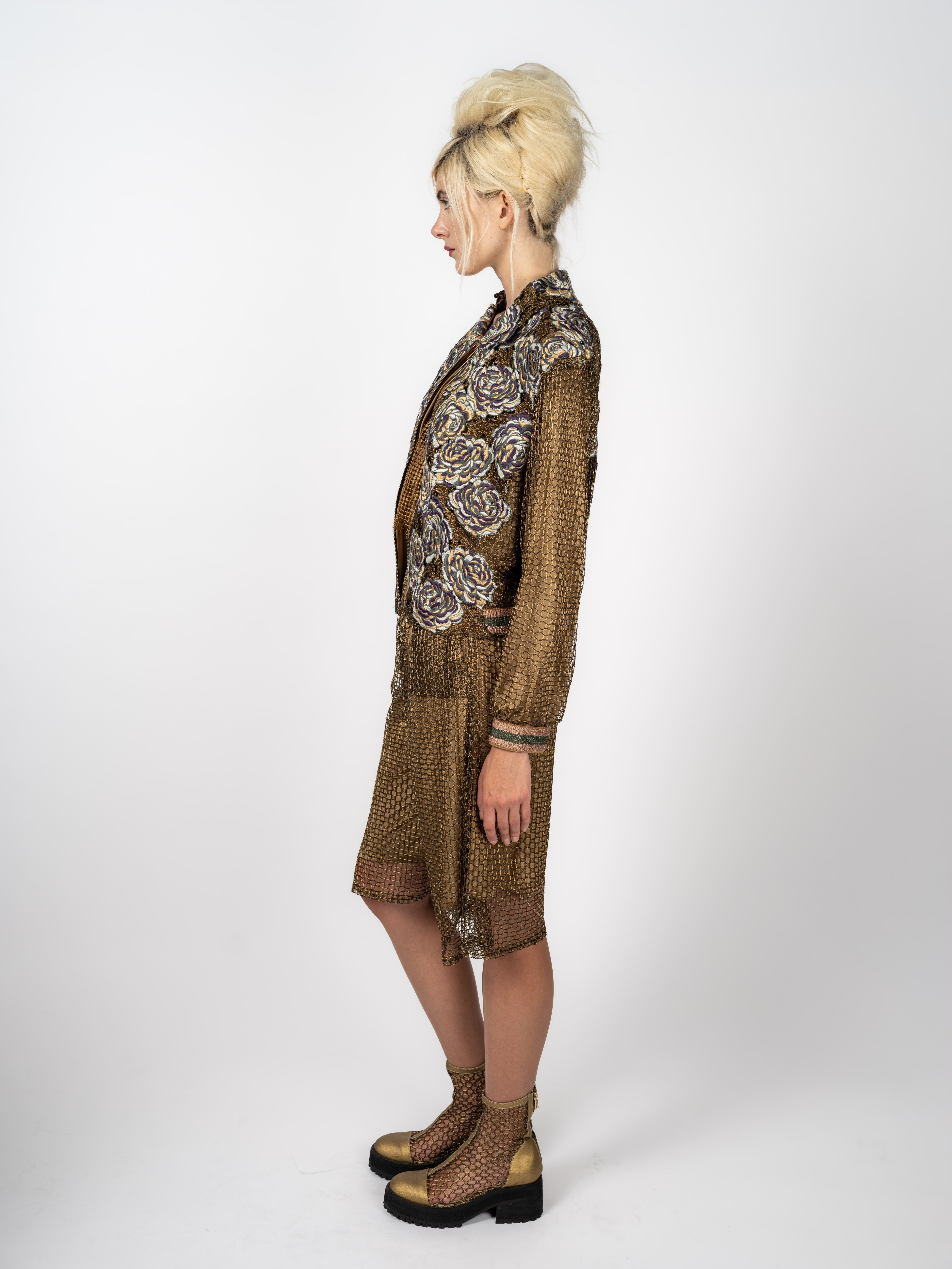 Maya Seyferth Gold-Look mit Rosen-Bomber, Stickerei-Top und Mesh-Bermuda – Seitenansicht