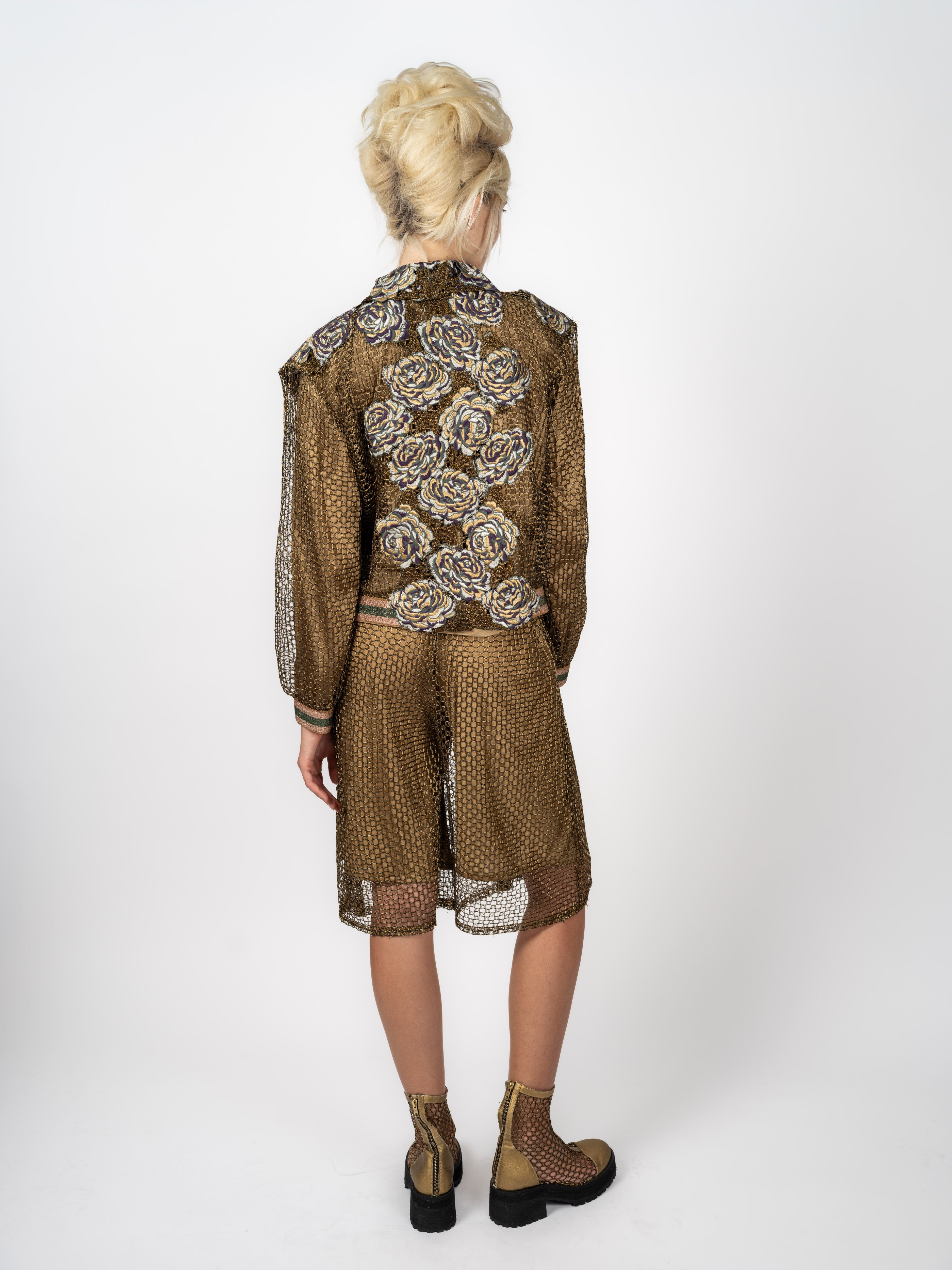 Maya Seyferth Gold-Look mit Rosen-Bomber, Stickerei-Top und Mesh-Bermuda – ganze Figur
