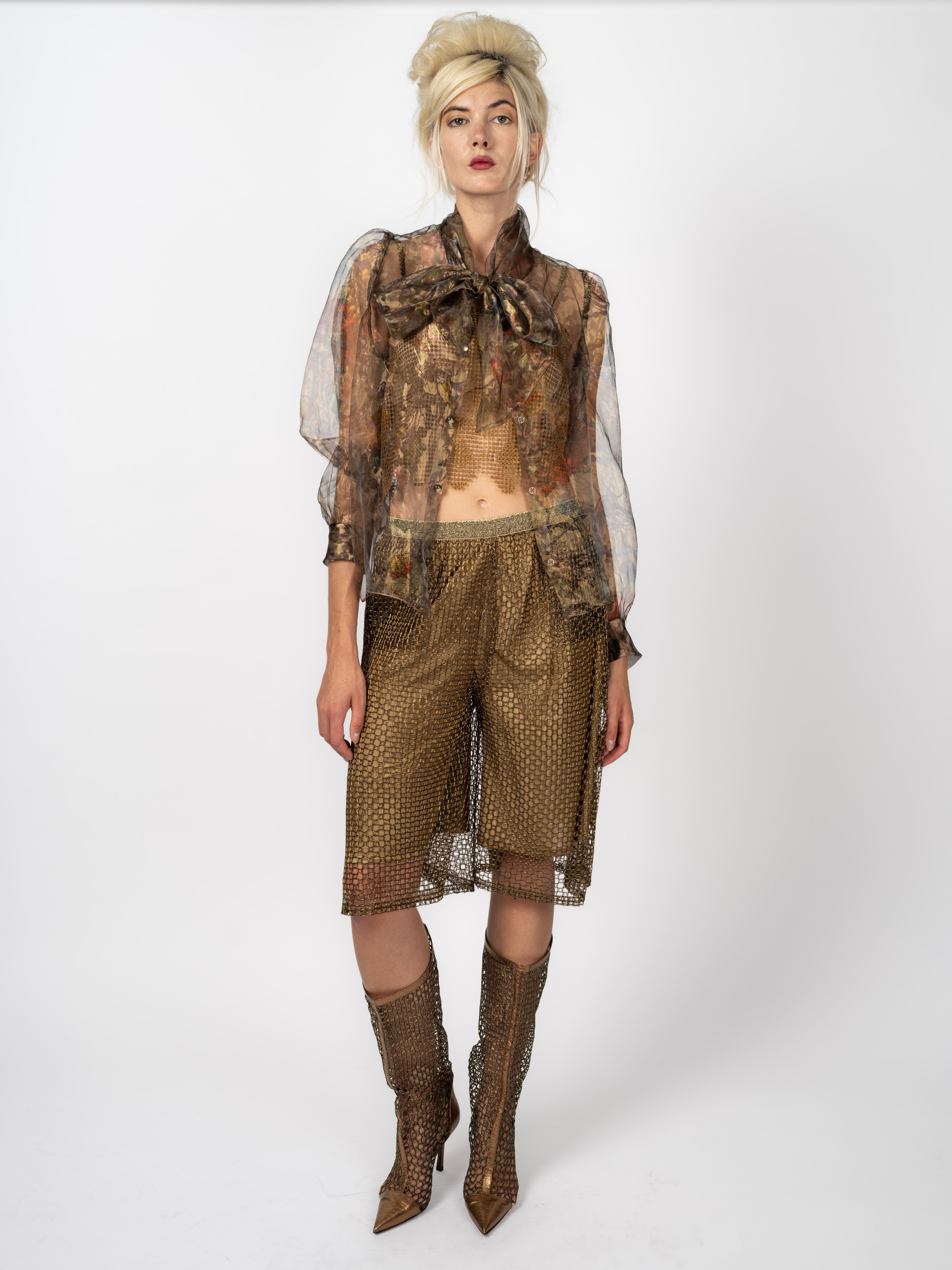 Florale Schluppenbluse aus Organza – ganze Figur