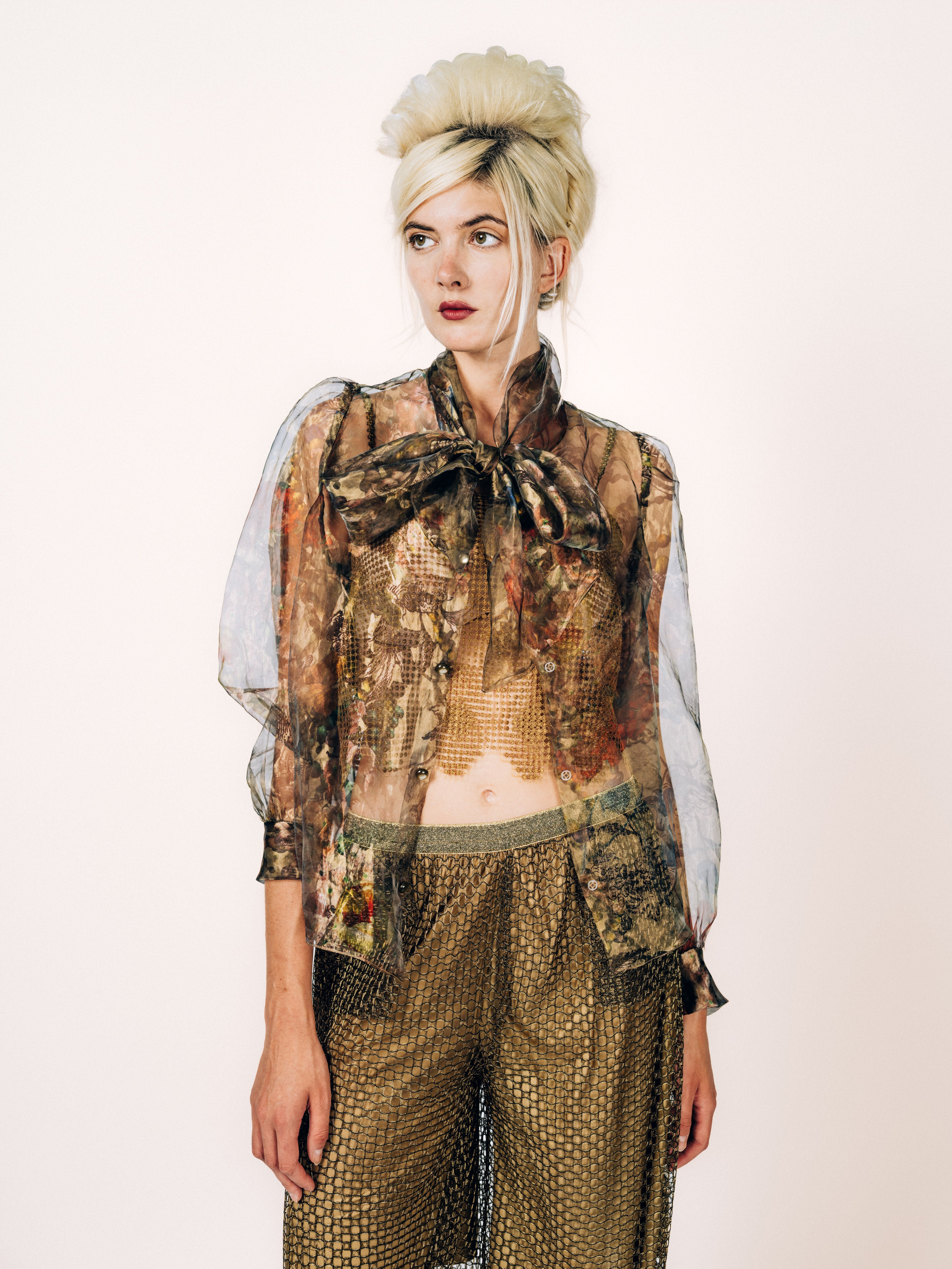 Florale Schluppenbluse aus Organza – Vorderansicht