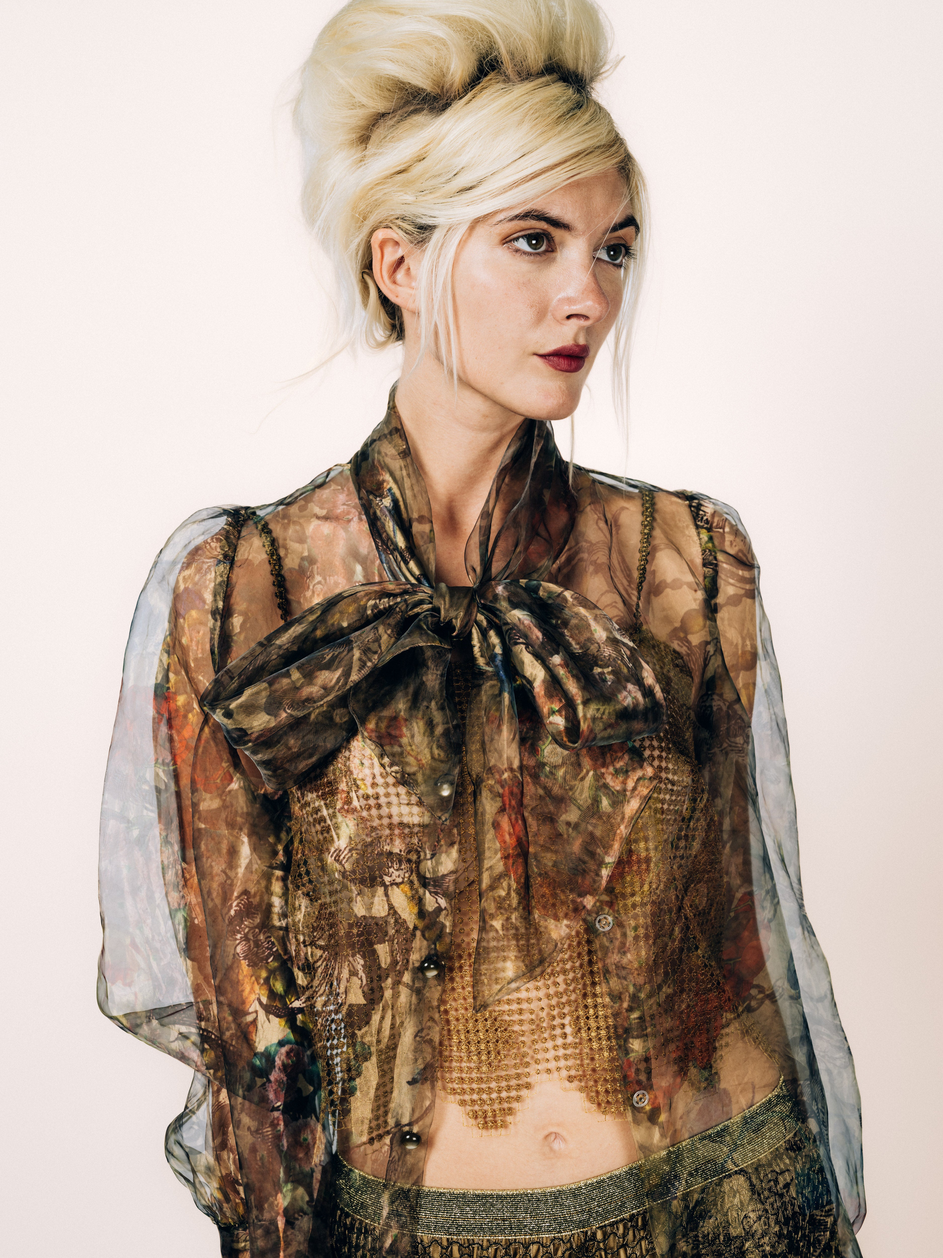 Florale Schluppenbluse aus Organza – Vorderansicht