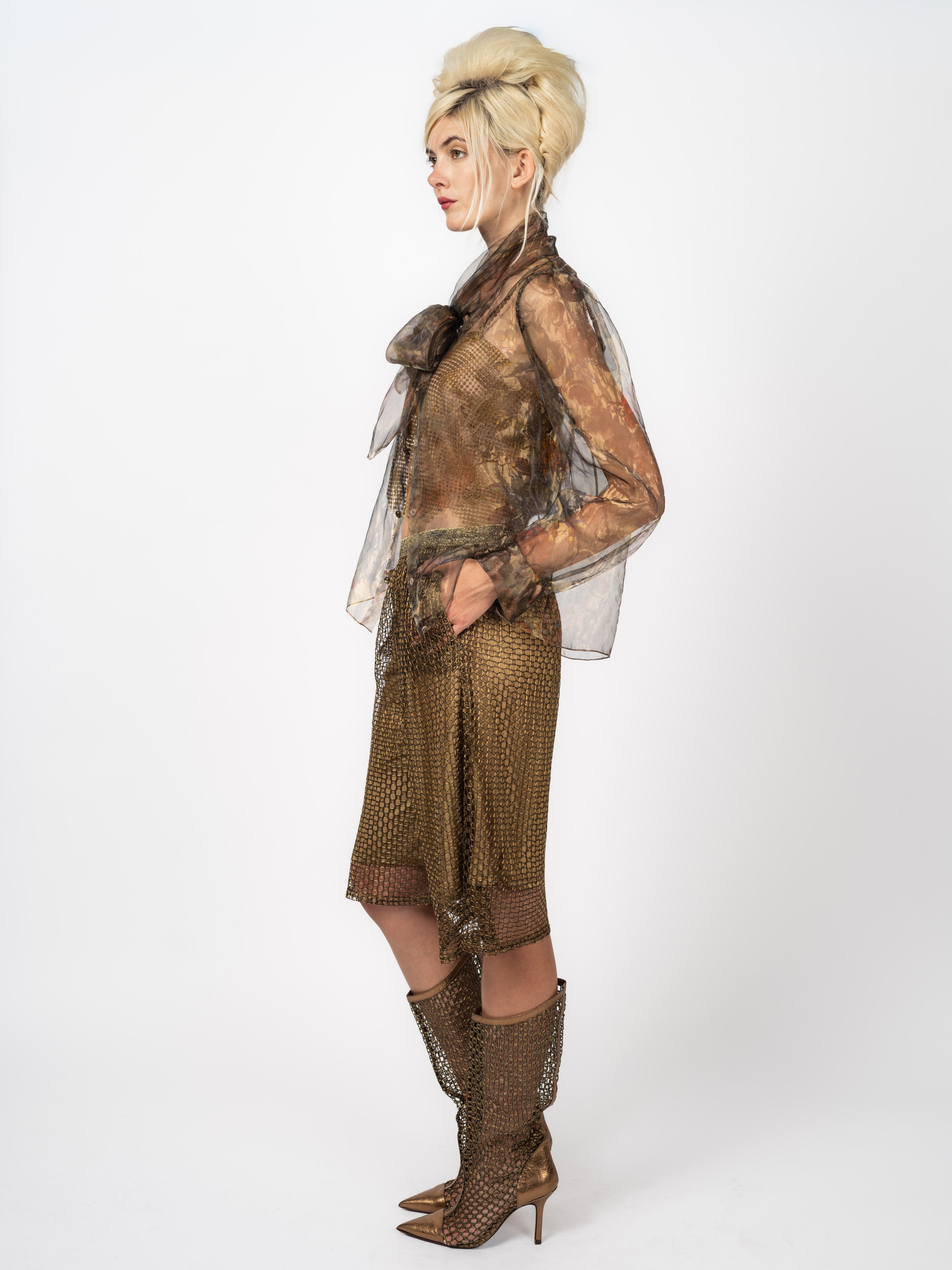 Florale Schluppenbluse aus Organza – Seitenansicht