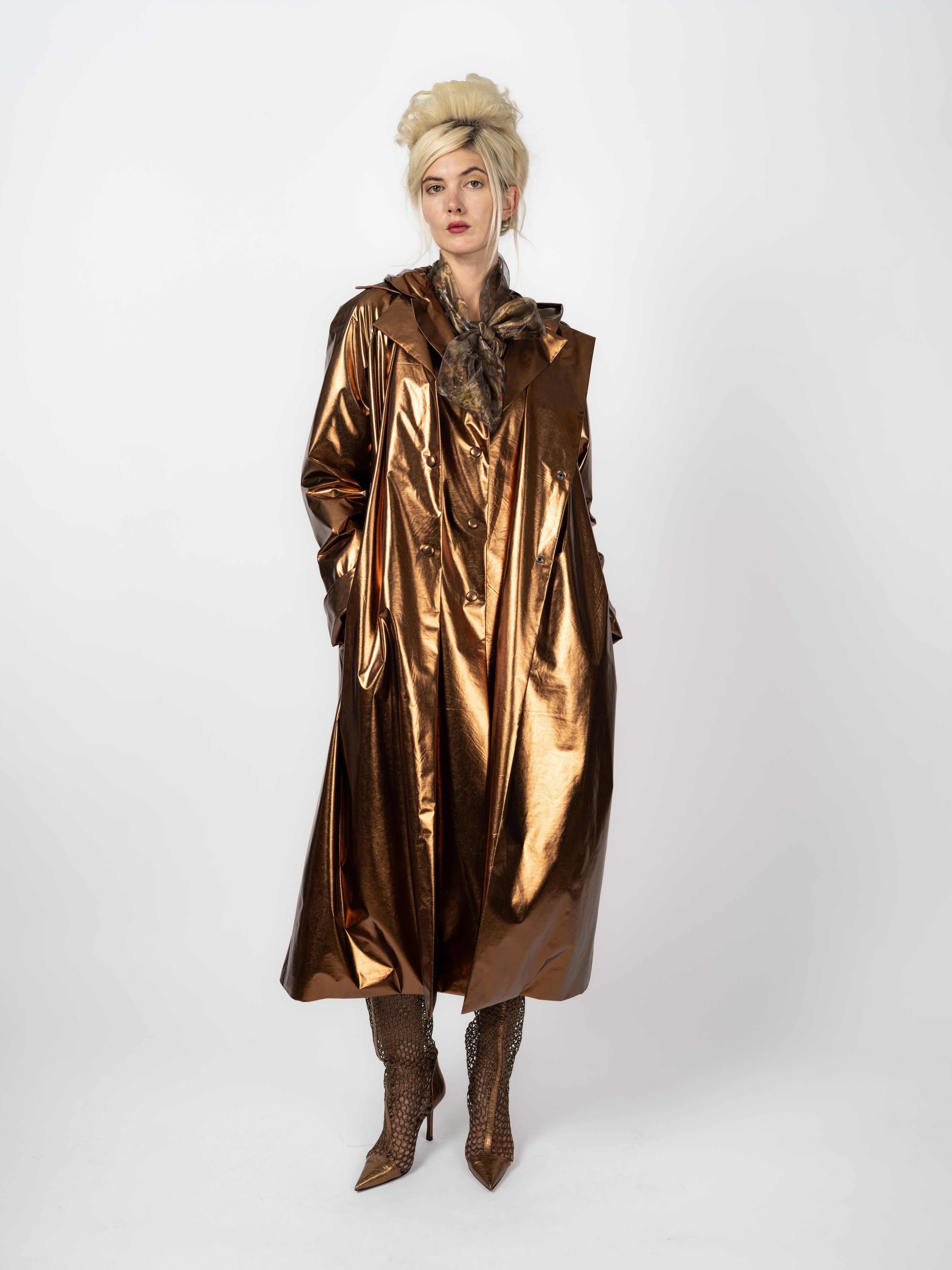 Oversized Statement-Mantel in Bronze-Metallic – Vorderansicht, offen getragen