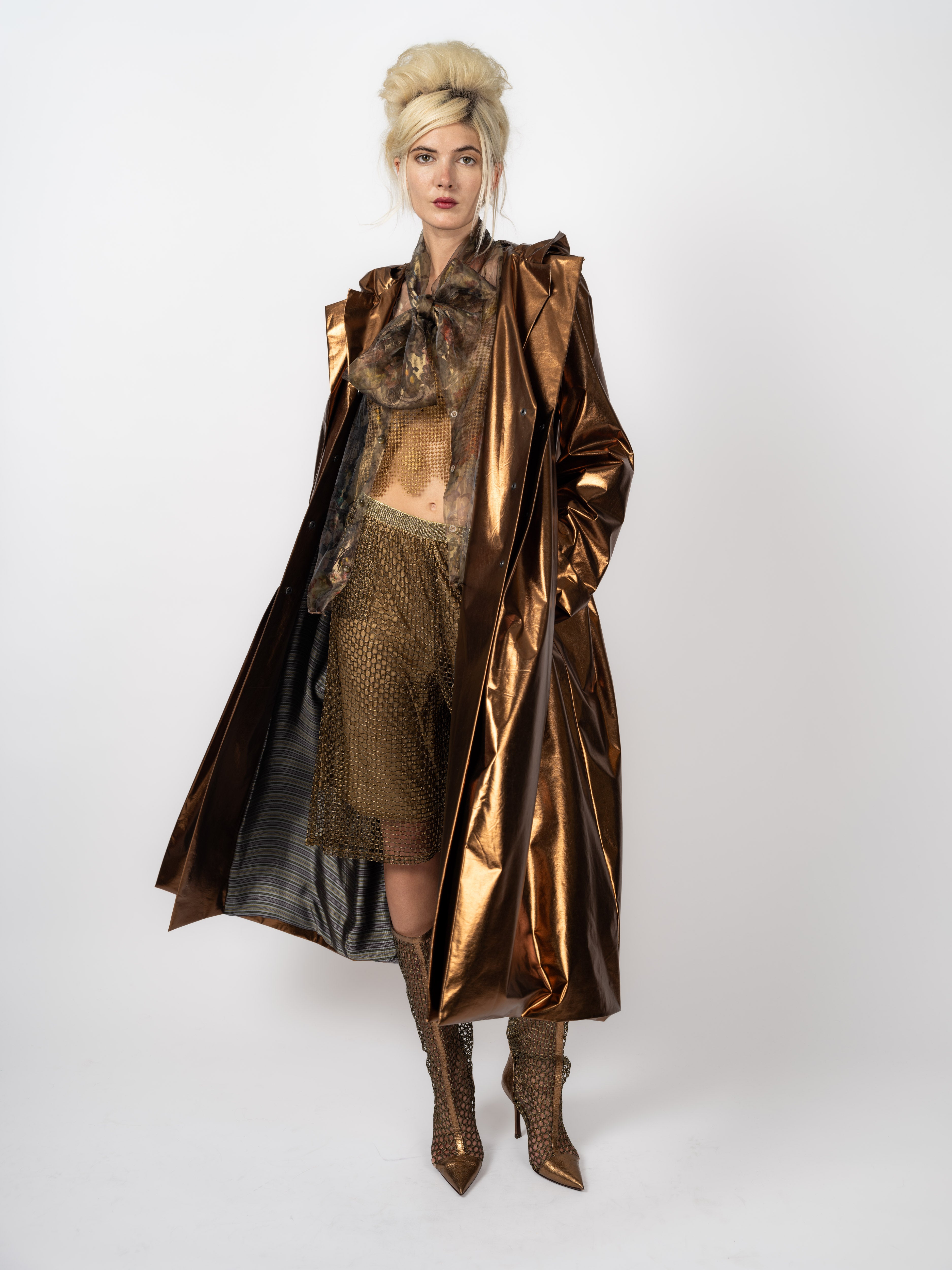 Oversized Statement-Mantel in Bronze-Metallic – Vorderansicht, offen getragen