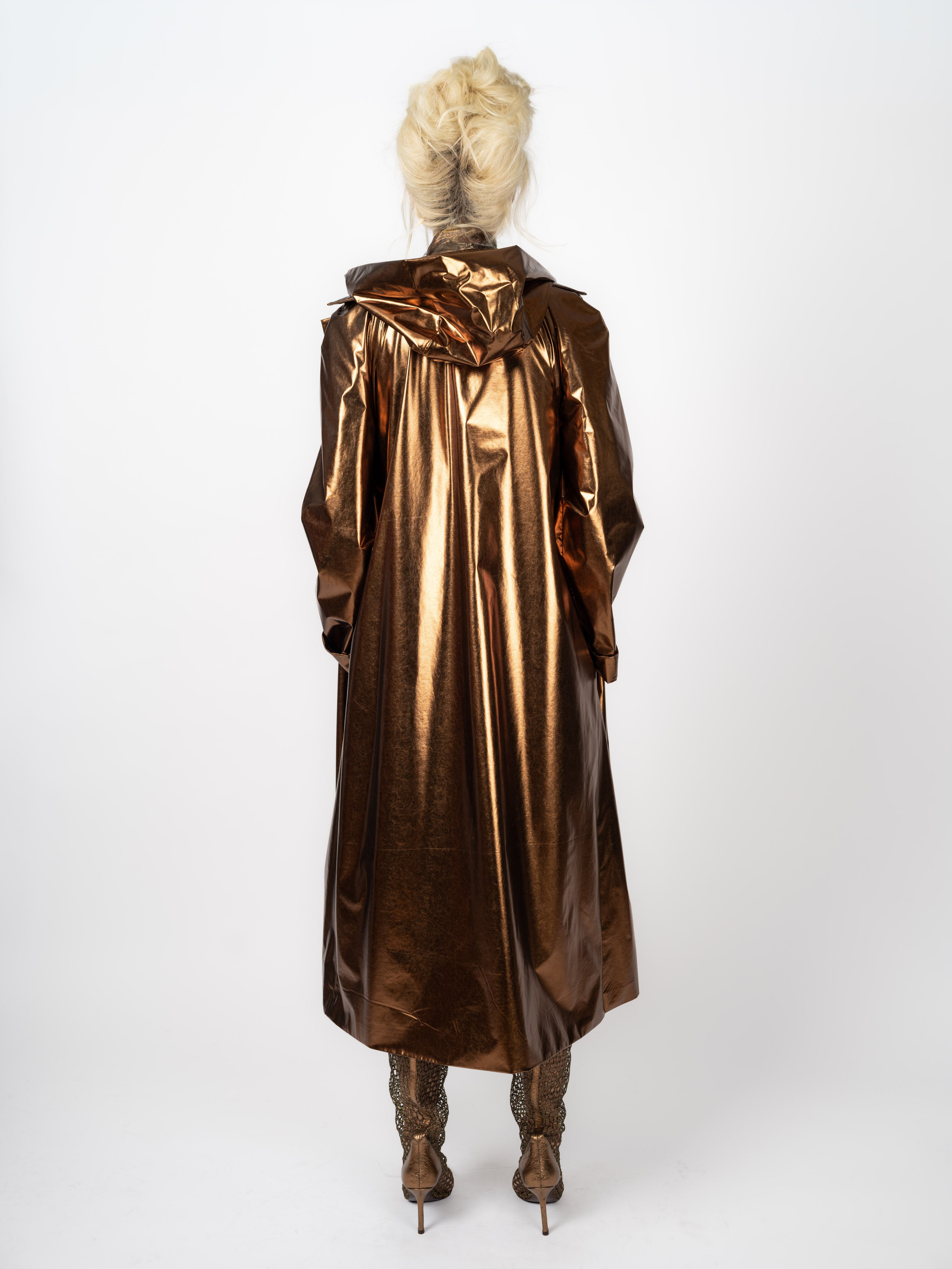 Oversized Statement-Mantel in Bronze-Metallic – Rückansicht mit Kapuze